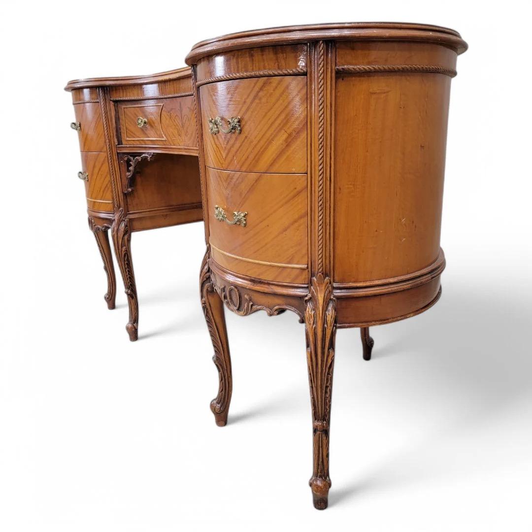 Ancien bureau à colonnes en acajou marqueté à l'époque provinciale française Bon état - En vente à Chicago, IL
