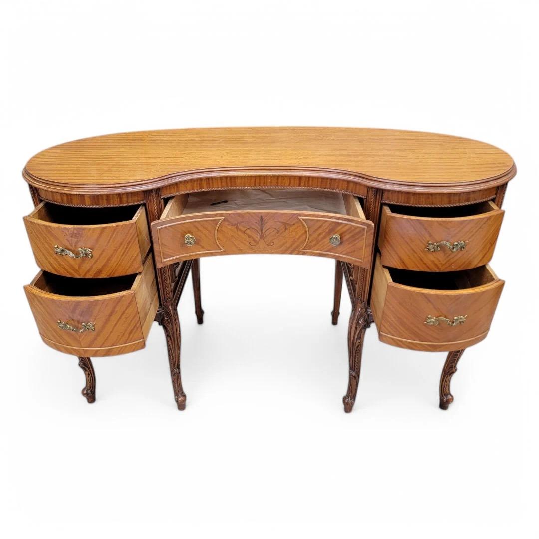 20ième siècle Ancien bureau à colonnes en acajou marqueté à l'époque provinciale française en vente
