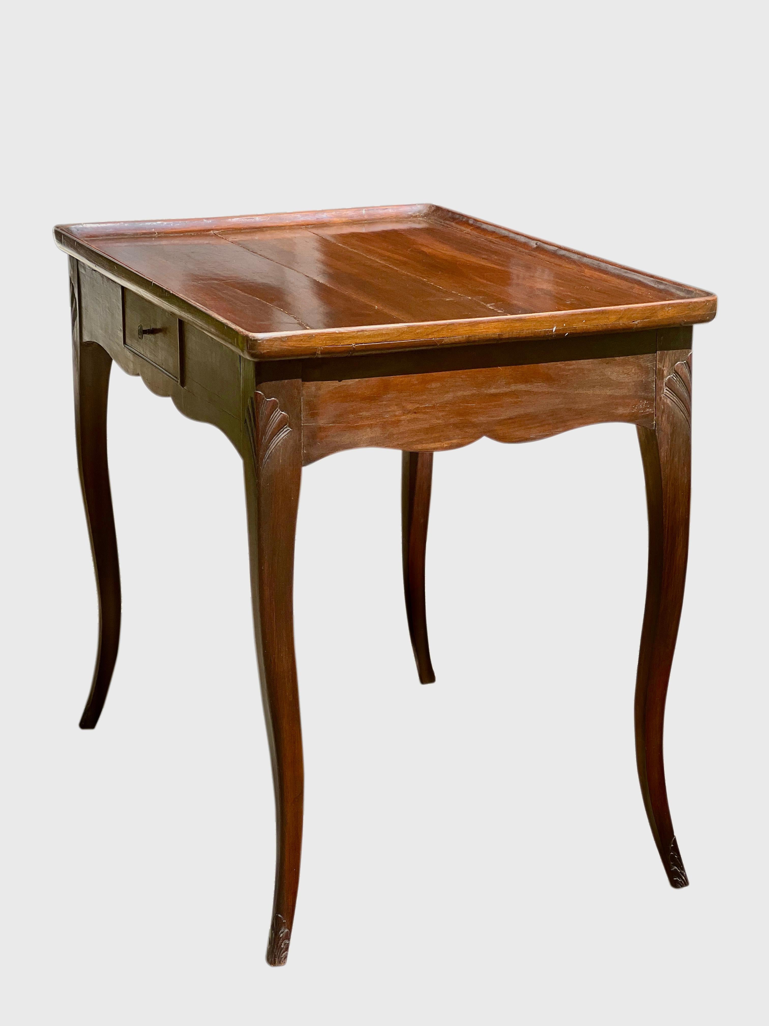 Français Ancienne table d'appoint ou table à thé en acajou de style Louis XV, circa 1900 en vente