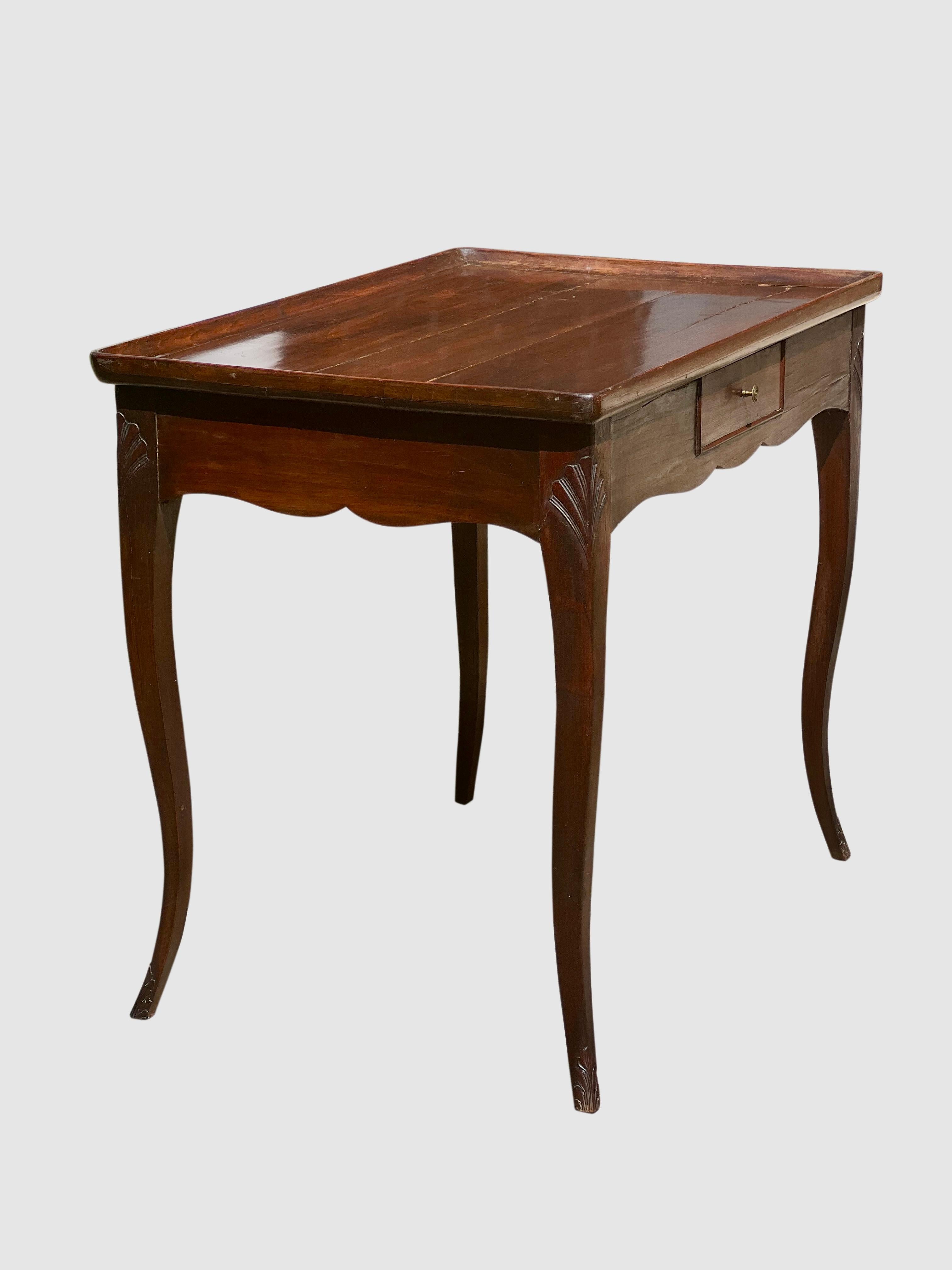Ancienne table d'appoint ou table à thé en acajou de style Louis XV, circa 1900 Bon état - En vente à Doylestown, PA