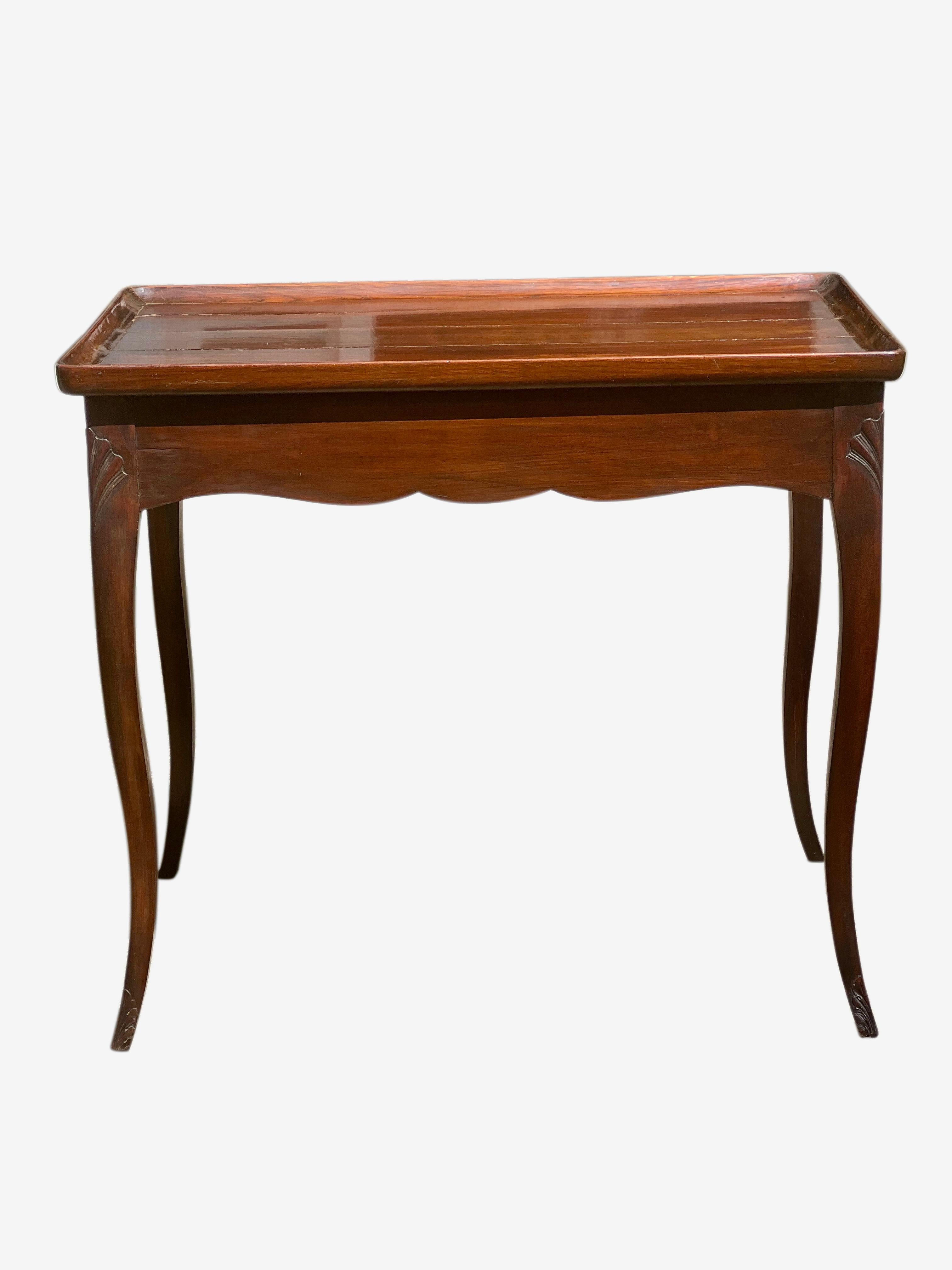 Début du 20ème siècle Ancienne table d'appoint ou table à thé en acajou de style Louis XV, circa 1900 en vente