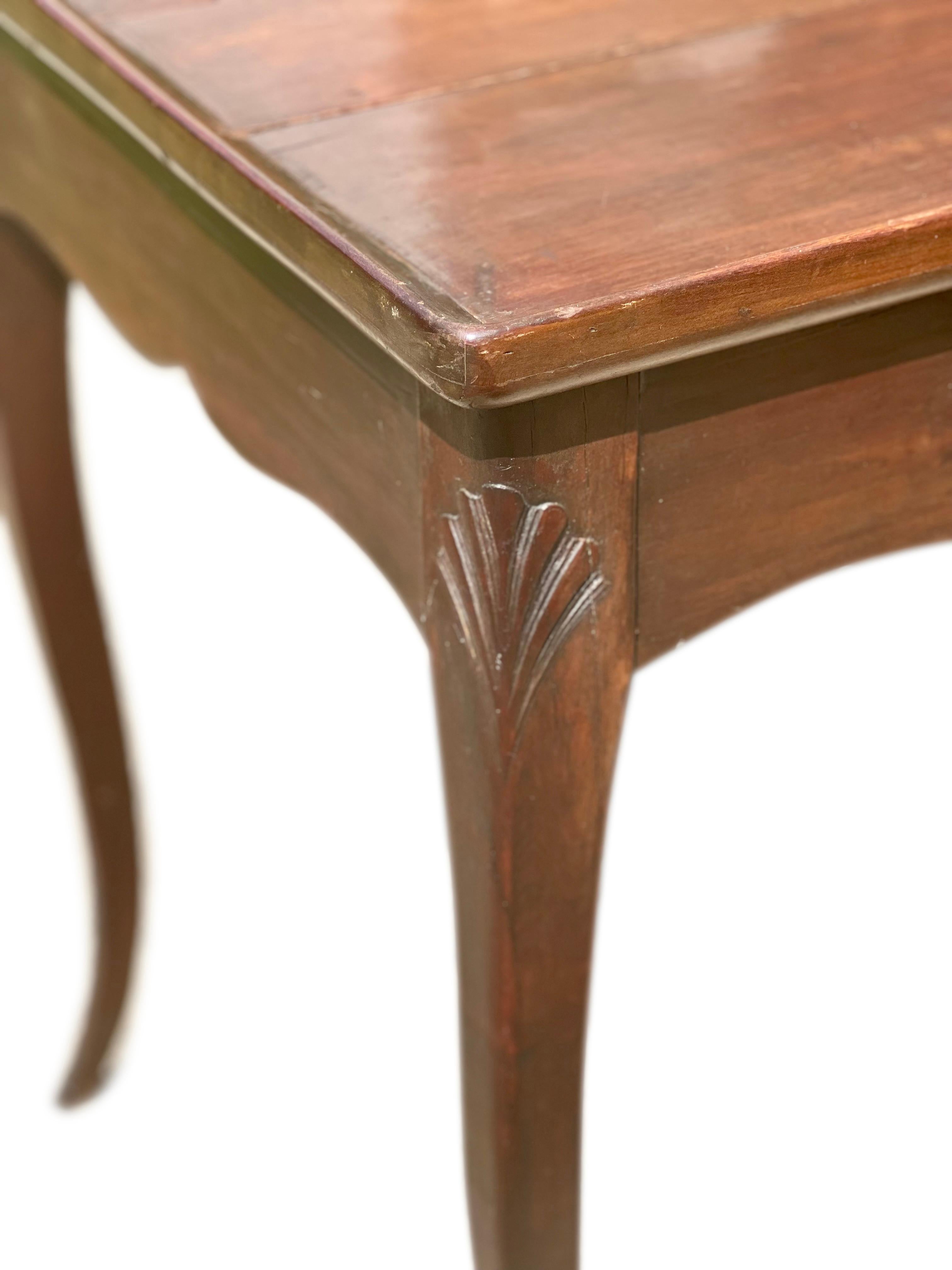Ancienne table d'appoint ou table à thé en acajou de style Louis XV, circa 1900 en vente 3