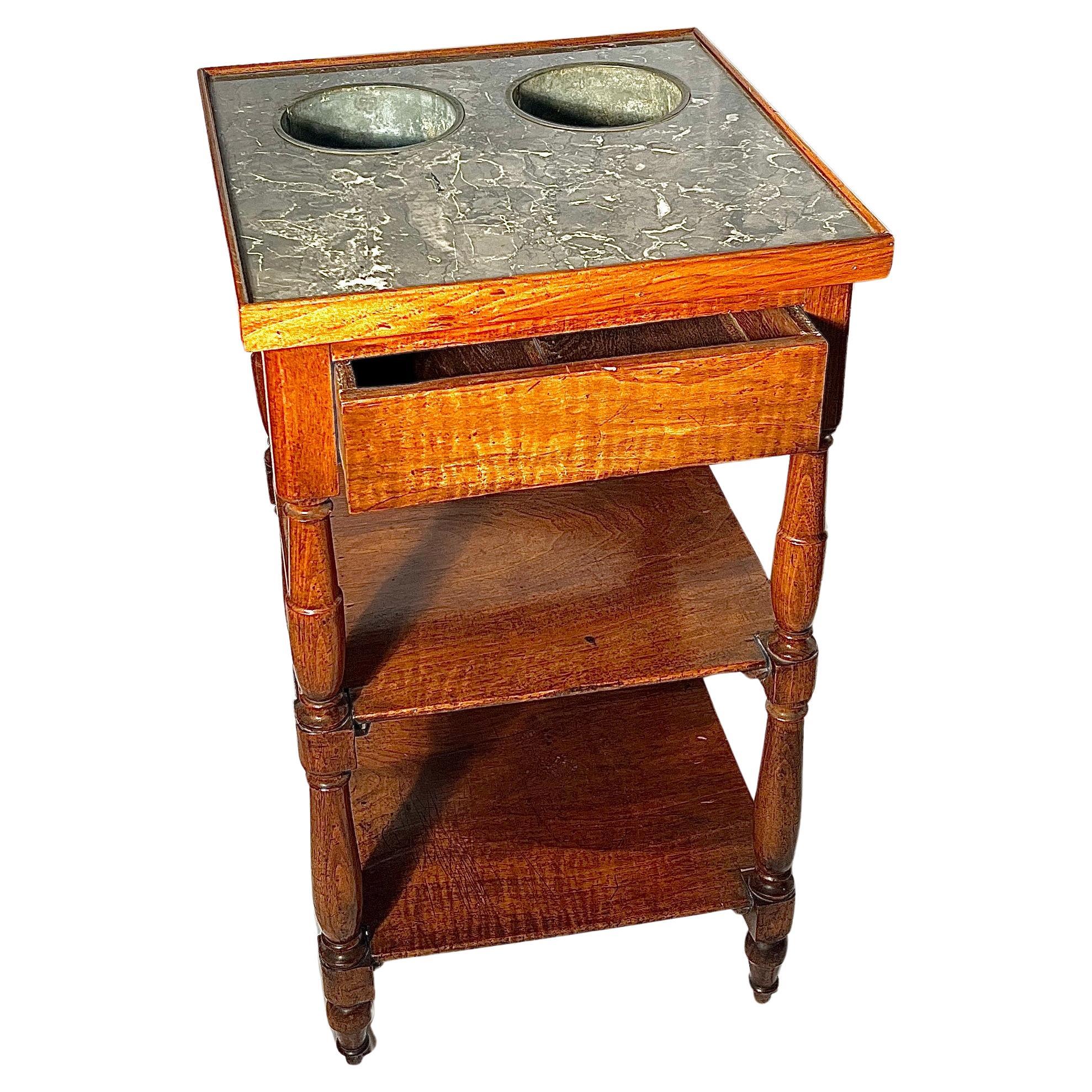 Antiker französischer Provinzial-Weintisch aus Nussbaum und Marmor mit 2 Weinkühlern, um 1900.
Es gibt auch eine Schublade für Utensilien, Servietten, etc.