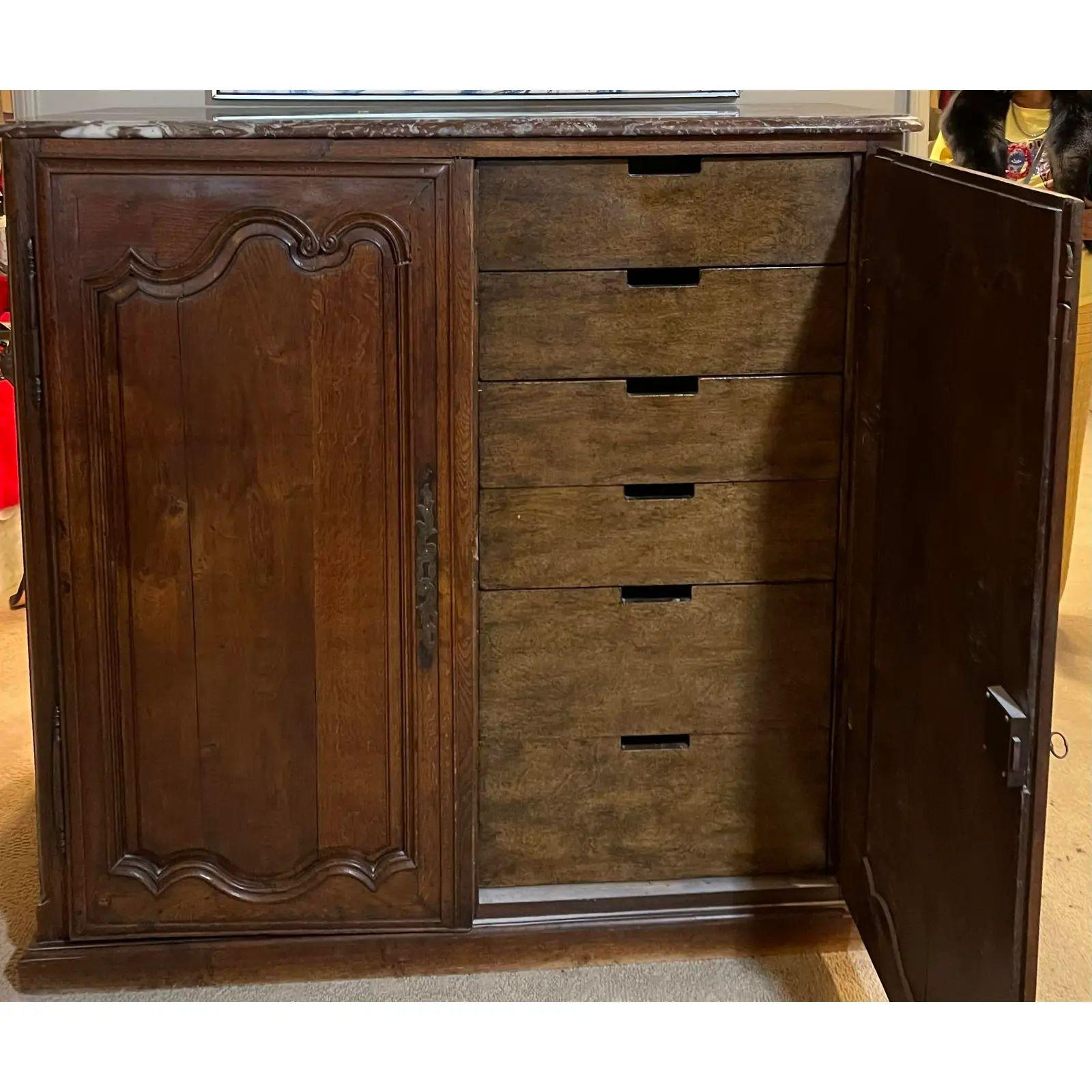 Marbre Armoire provinciale française ancienne à dessus en marbre, 18ème siècle en vente