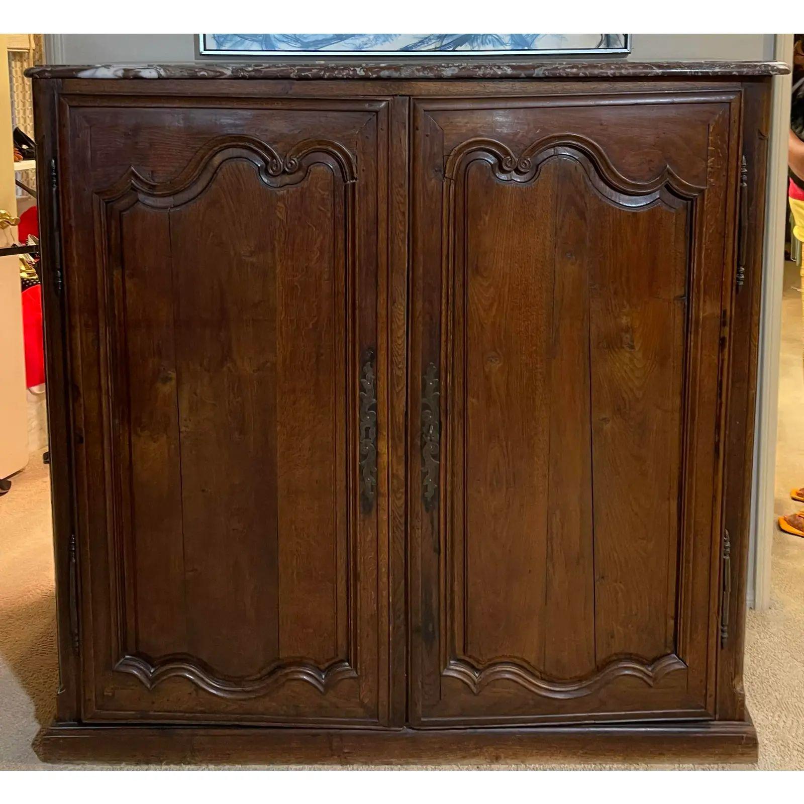 Armoire provinciale française ancienne à dessus en marbre, 18ème siècle en vente 1