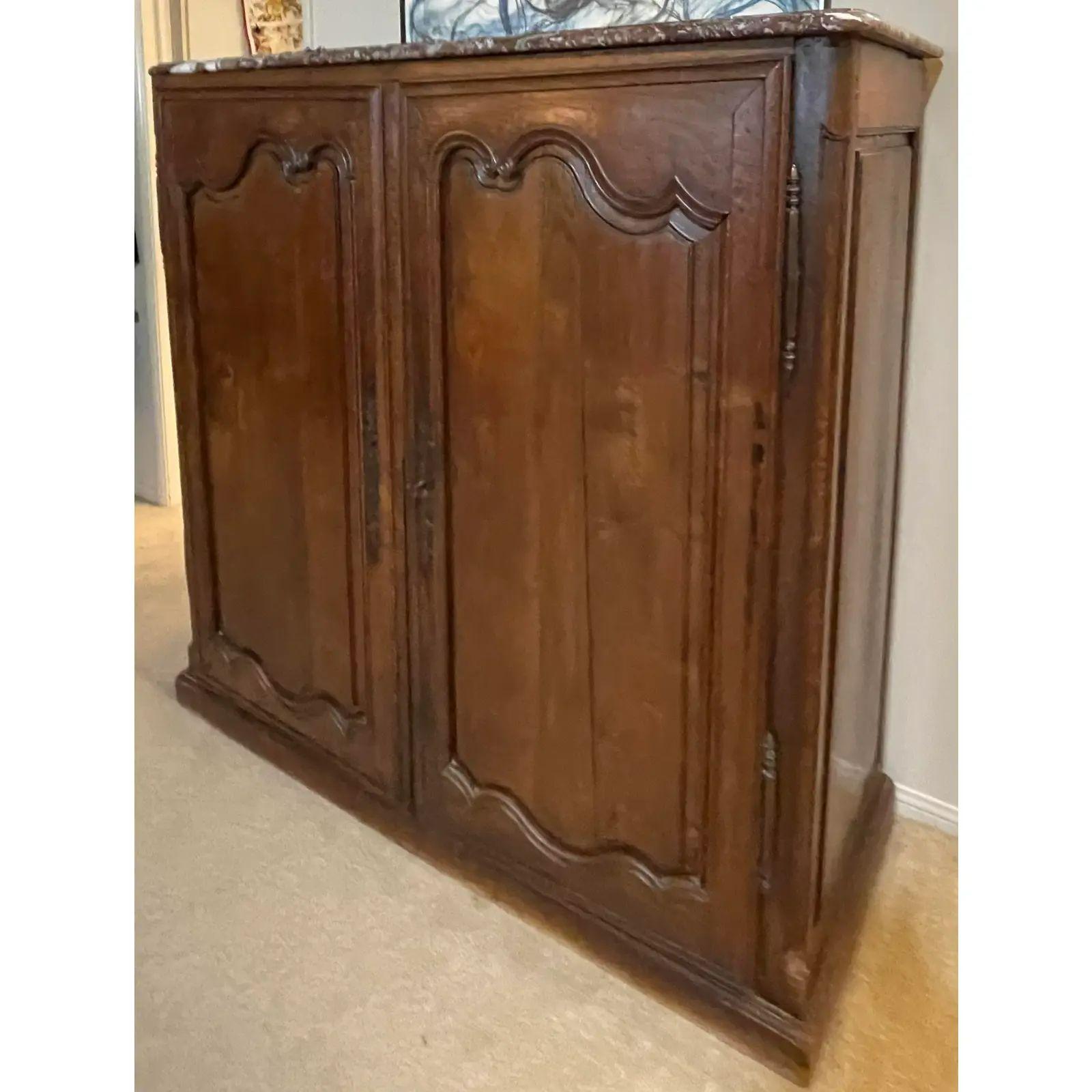 Armoire provinciale française ancienne à dessus en marbre, 18ème siècle en vente 2