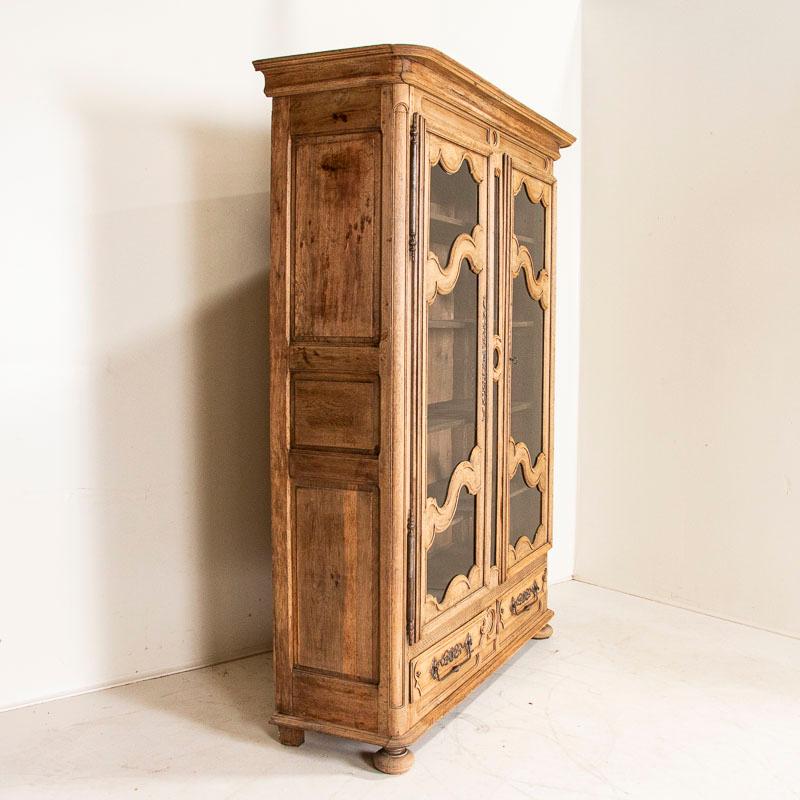 Antique French Provincial Oak Bookcase Display Cabinet In Good Condition In Round Top, TX