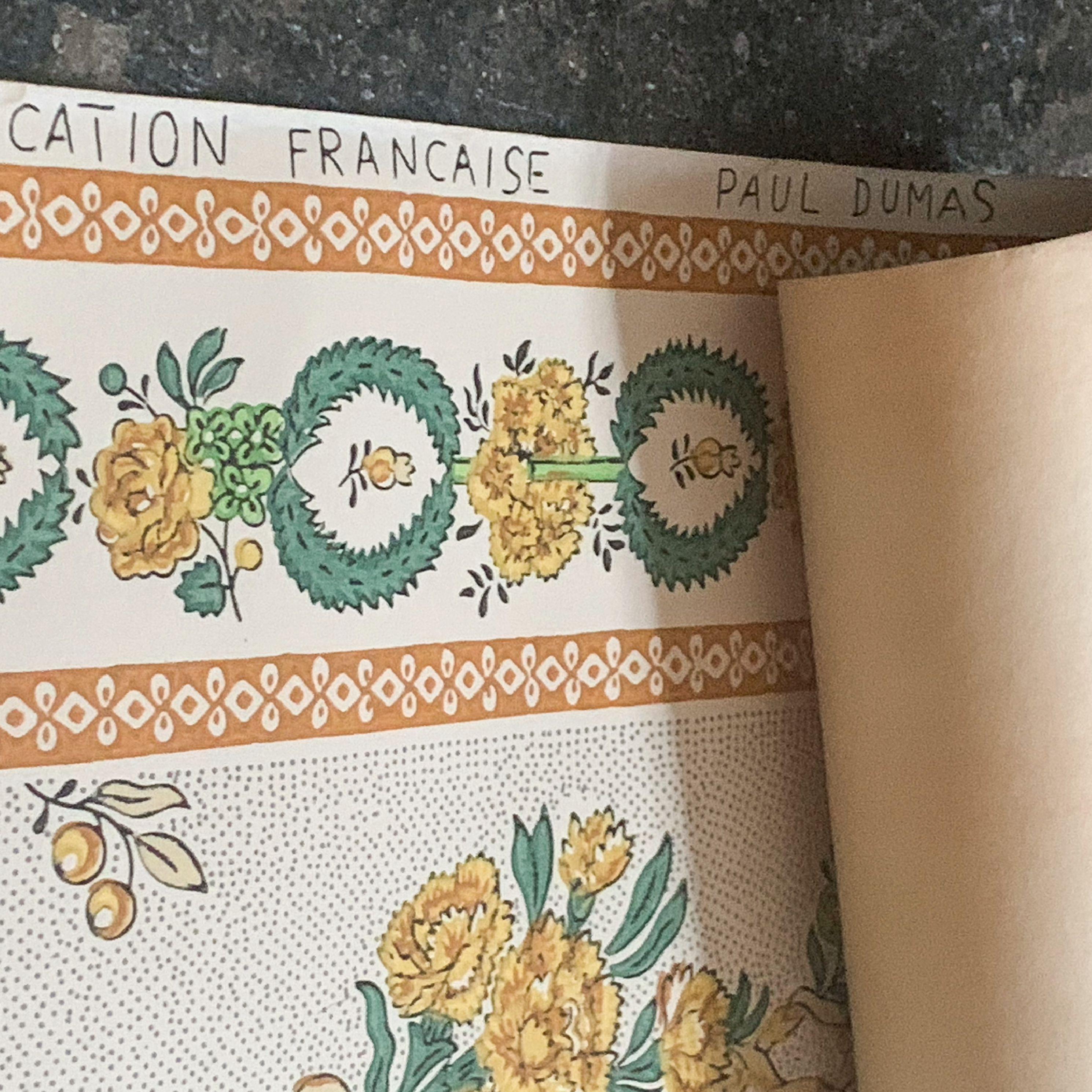 Antike französische Provinztapete von Paul Dumas mit Blumendruck, grün, gelb, cremefarben. Druck eines Blumenkranzes im edwardianischen Stil, um 1910. Äußerst selten. 9,8 laufende Meter. Dies ist ein Originalentwurf und eine Originalproduktion von