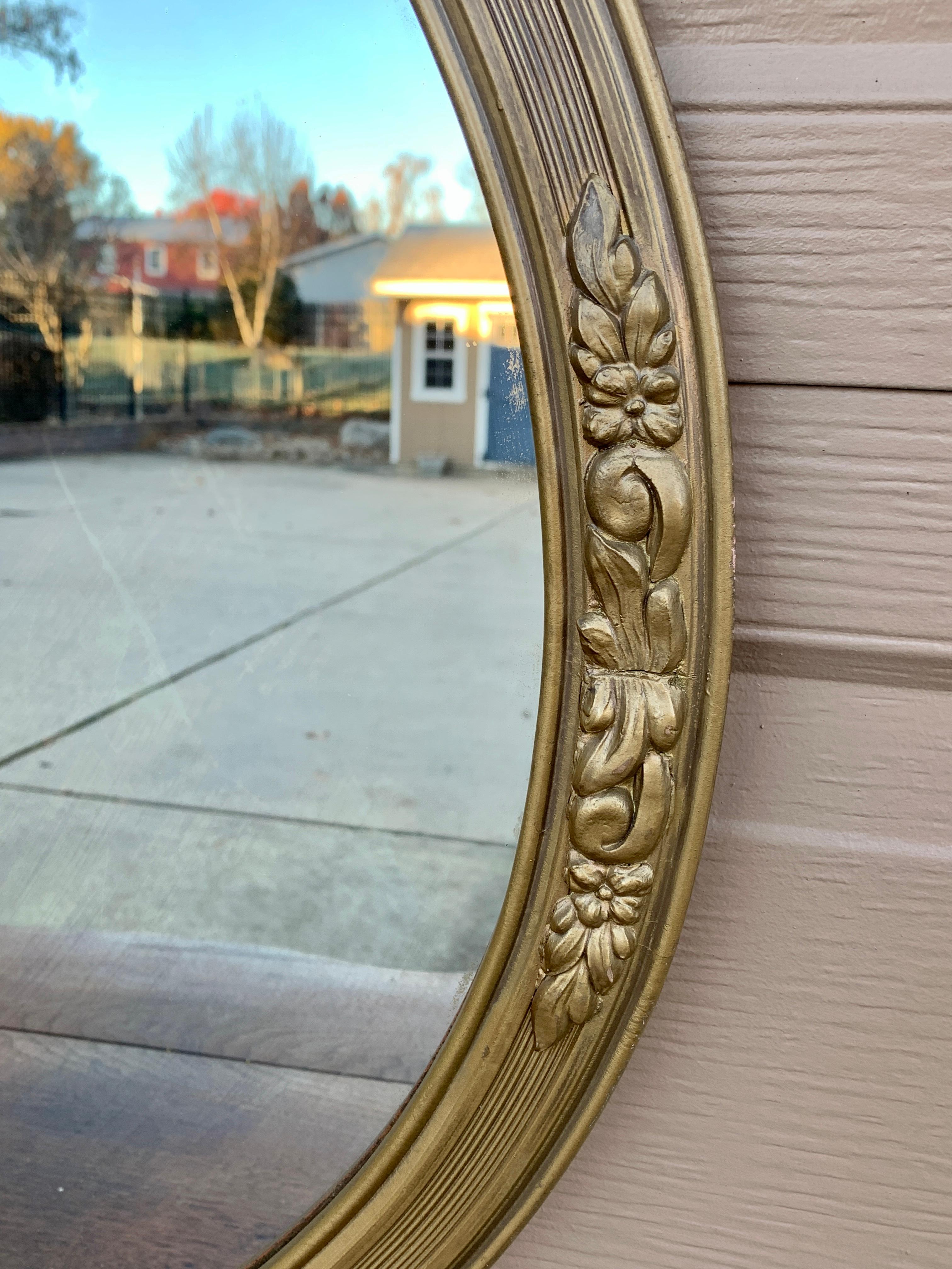 Antique French Provincial Round Giltwood Mirror, Circa 1920s In Good Condition For Sale In Elkhart, IN