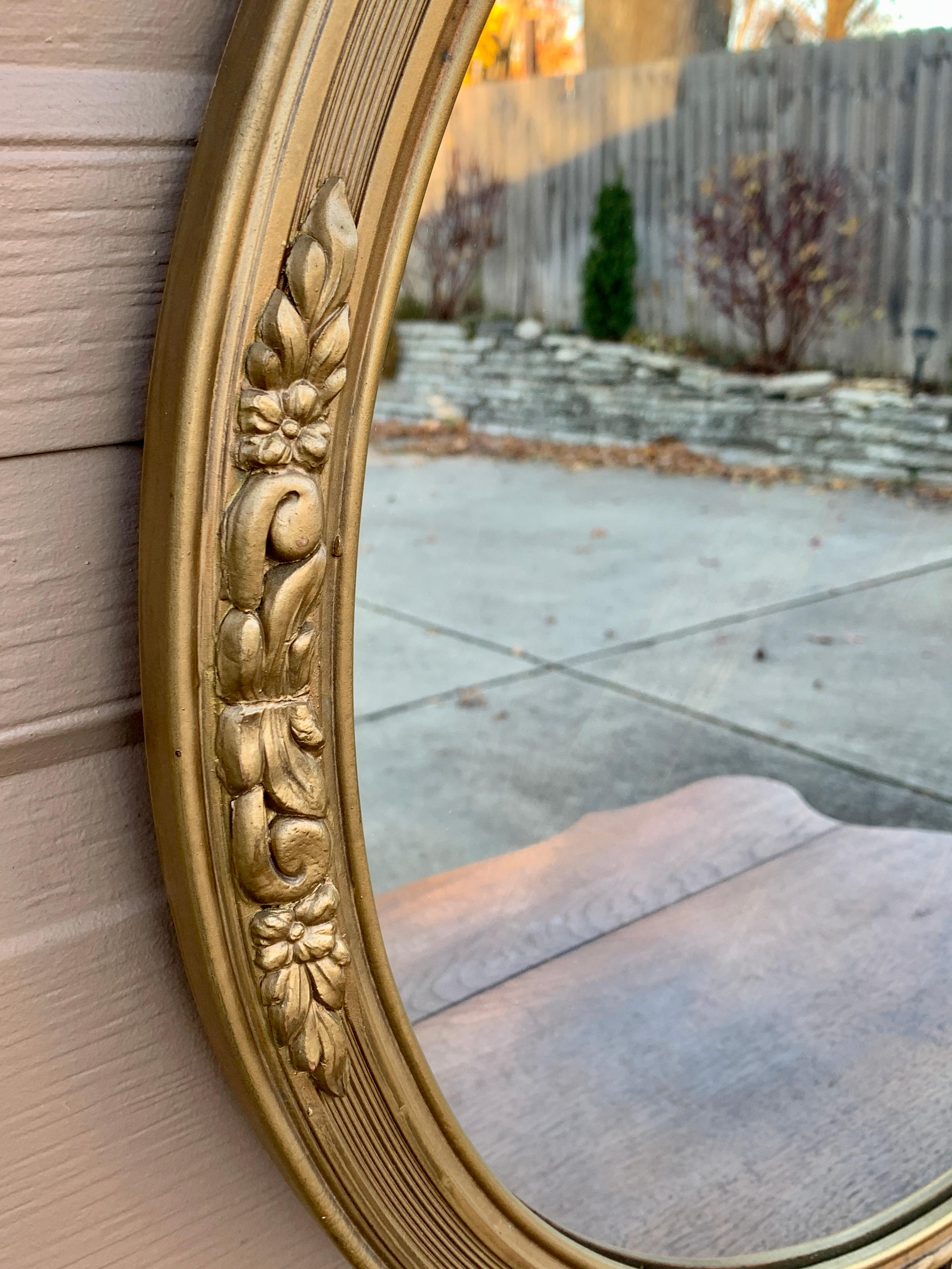 Antique French Provincial Round Giltwood Mirror, Circa 1920s For Sale 1