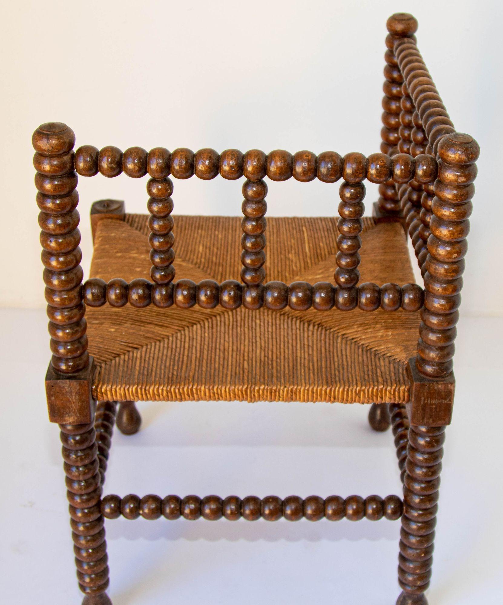 Ancienne chaise d'angle provinciale française en jonc en chêne sculpté du 19ème siècle en vente 9
