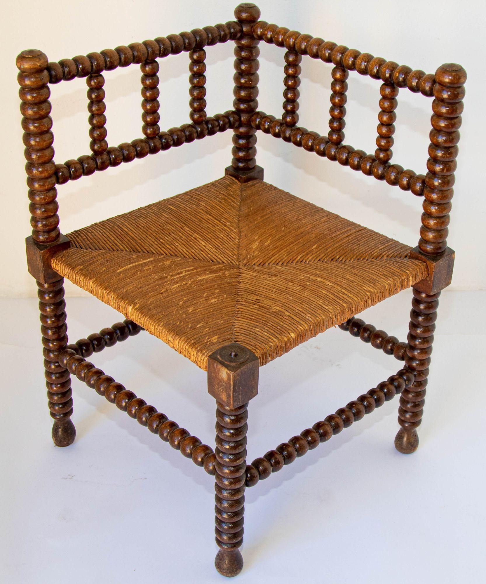 Antique French Provincial Rush Corner Chair Carved Oak 19th C. In Good Condition For Sale In North Hollywood, CA