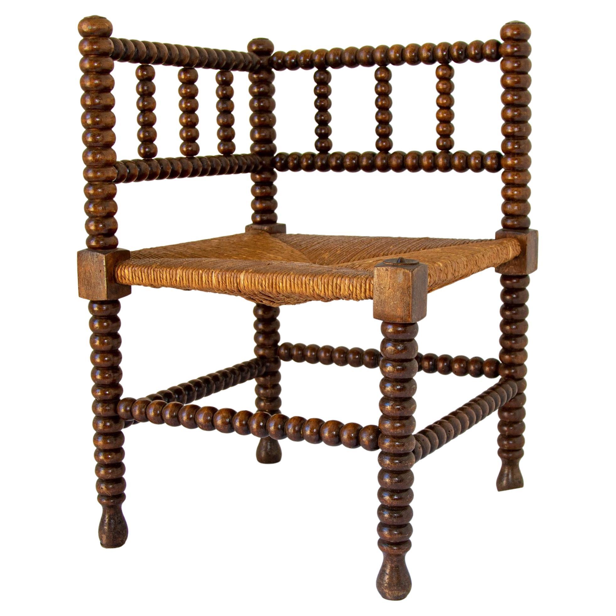 Ancienne chaise d'angle provinciale française en jonc en chêne sculpté du 19ème siècle en vente