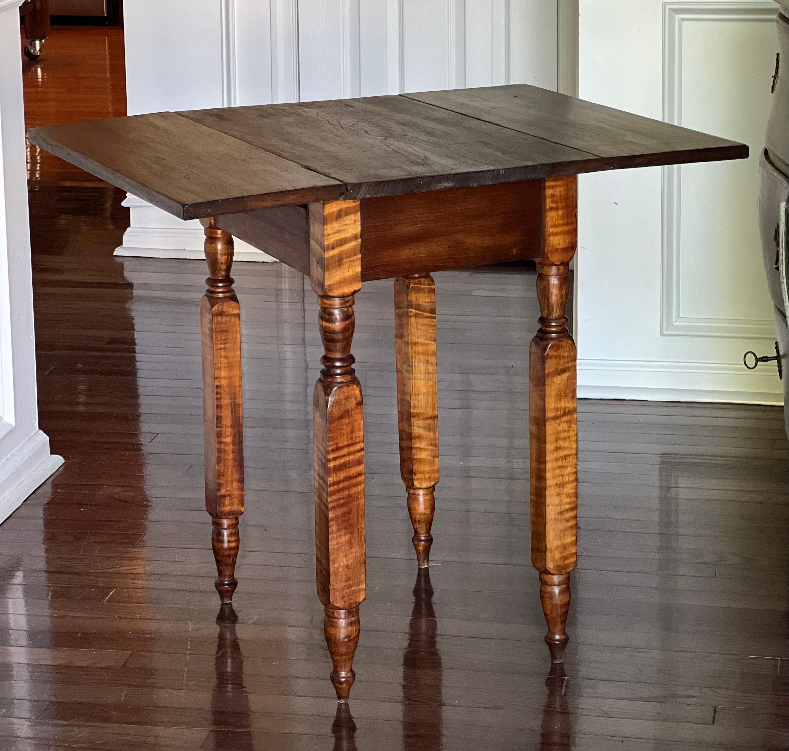 Antique French Provincial Rustic Walnut Drop-Leaf Farmhouse Table For Sale 5