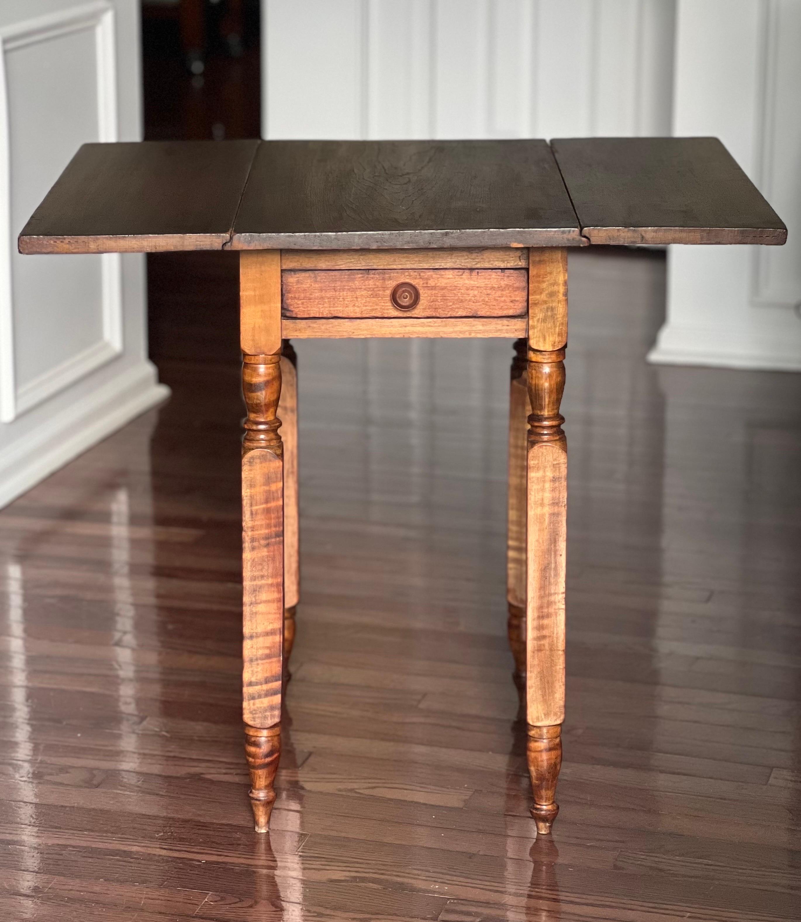 Antique French Provincial Rustic Walnut Drop-Leaf Farmhouse Table In Good Condition For Sale In Doylestown, PA