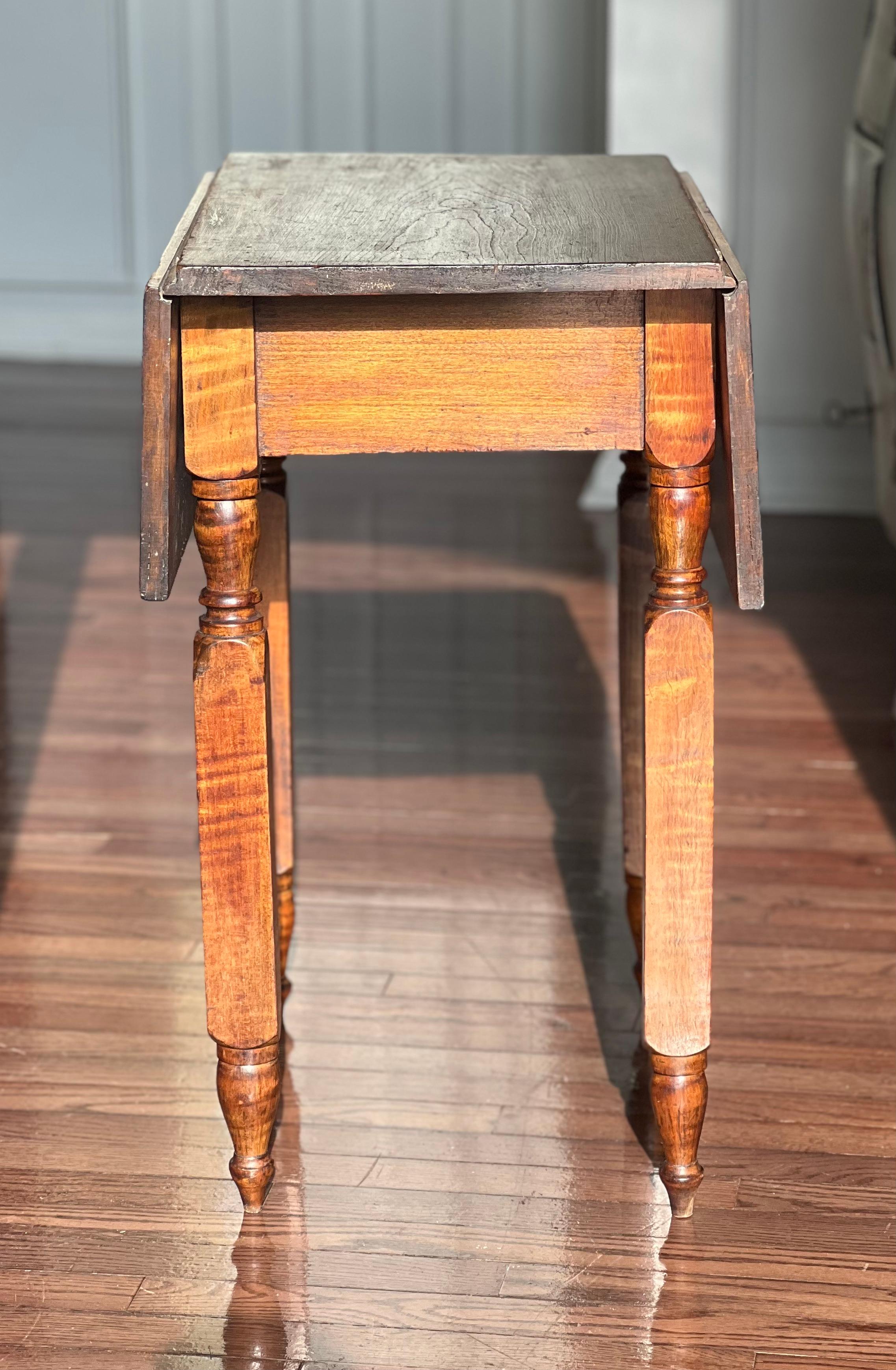 Antique French Provincial Rustic Walnut Drop-Leaf Farmhouse Table For Sale 4