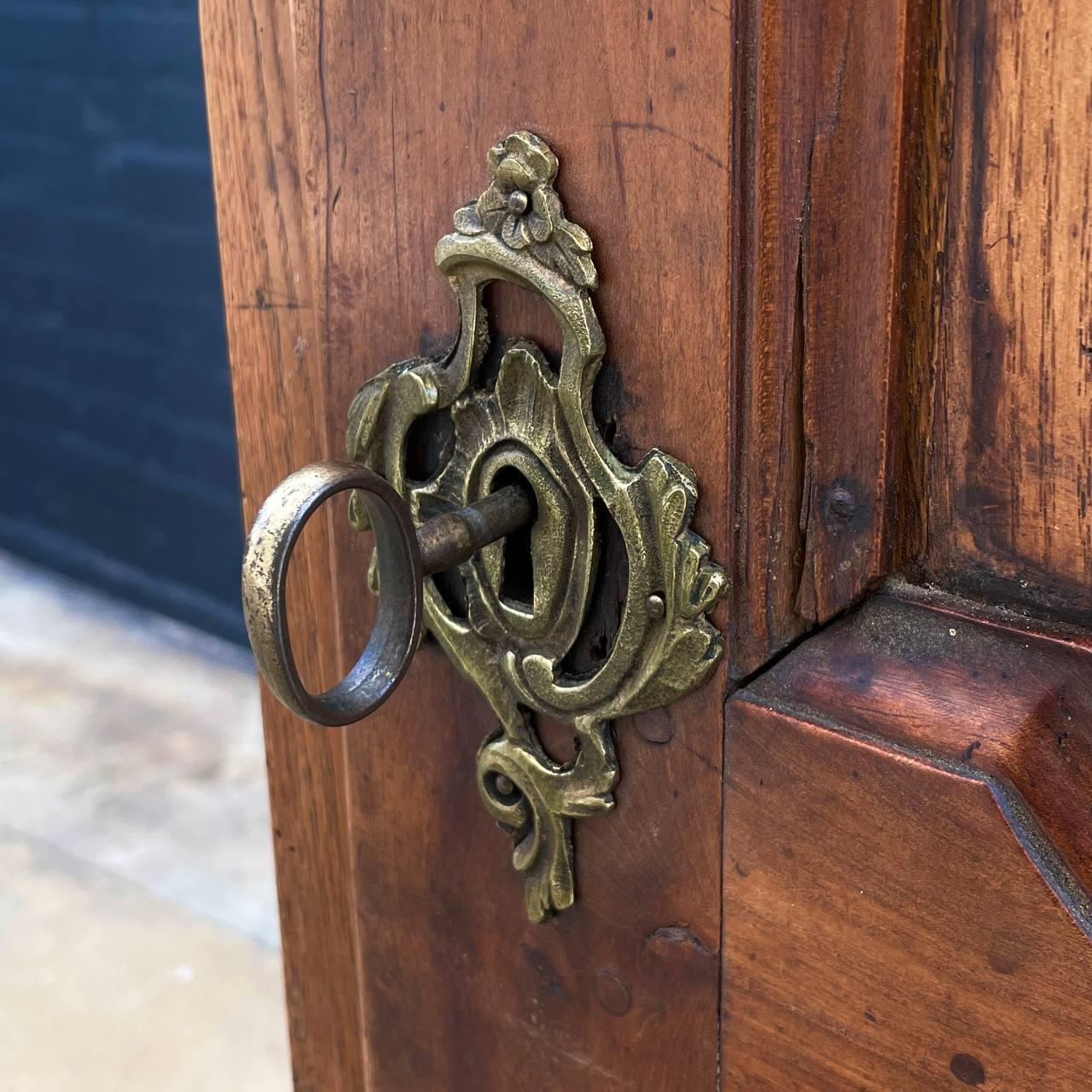 Antiker Schrank aus Massivholz im französischen Provinzial-Stil mit Schlüssel im Angebot 7