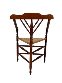 Antique French Provincial Dreieckiger Eckstuhl, Gestell aus Buche, 1900s