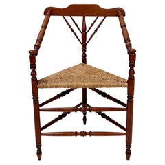 Antique French Provincial Dreieckiger Eckstuhl, Gestell aus Buche, 1900s