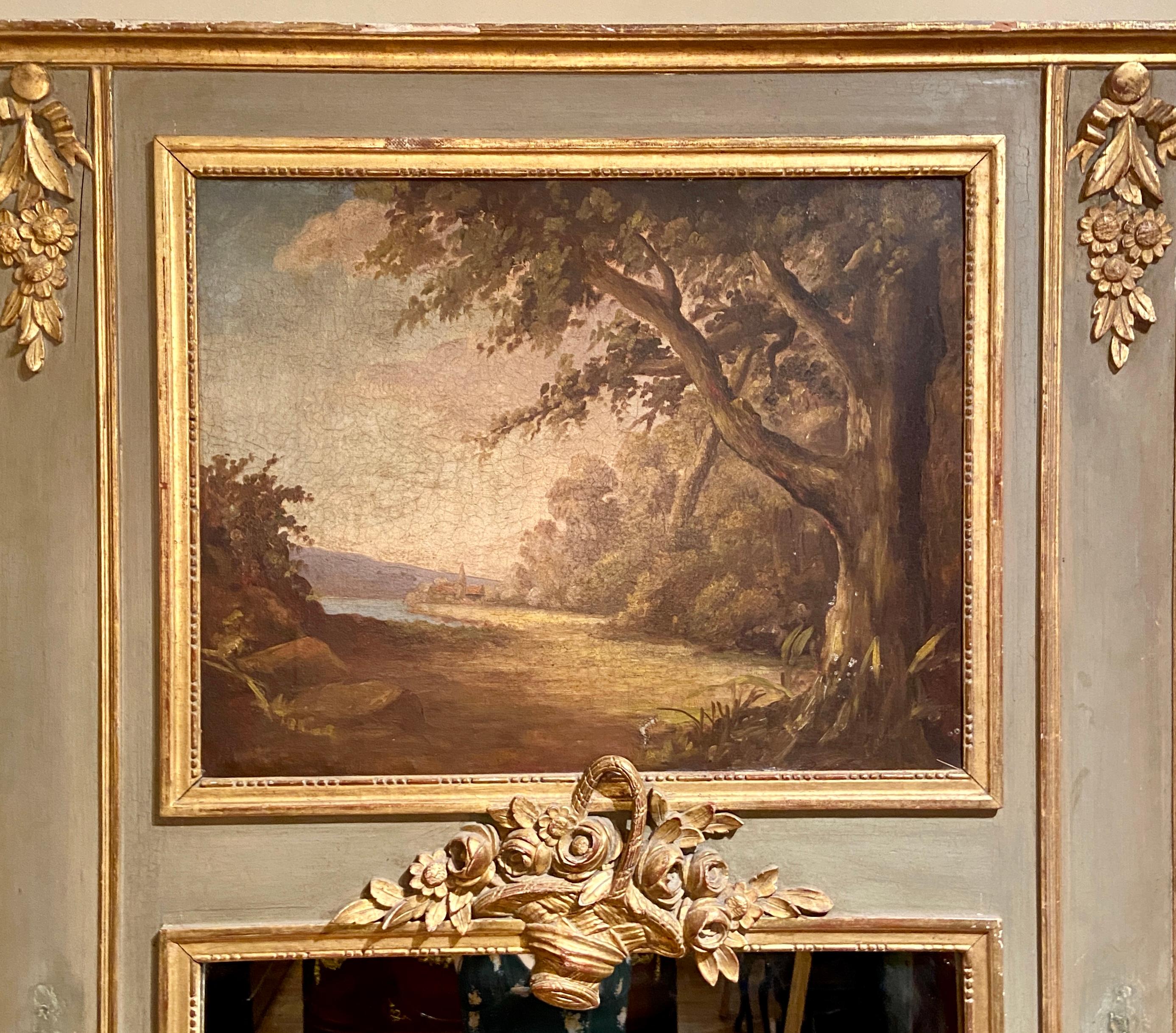 Antiker französischer Trumeau-Spiegel im Trumeau-Stil mit Landschaftszene, um 1880. Geschnitztes Holz, salbeigrün lackiert mit feinen Golddetails.
Dieser schöne Trumeau-Spiegel hat eine weiche, angenehme Farbpalette und eine feine Komposition.