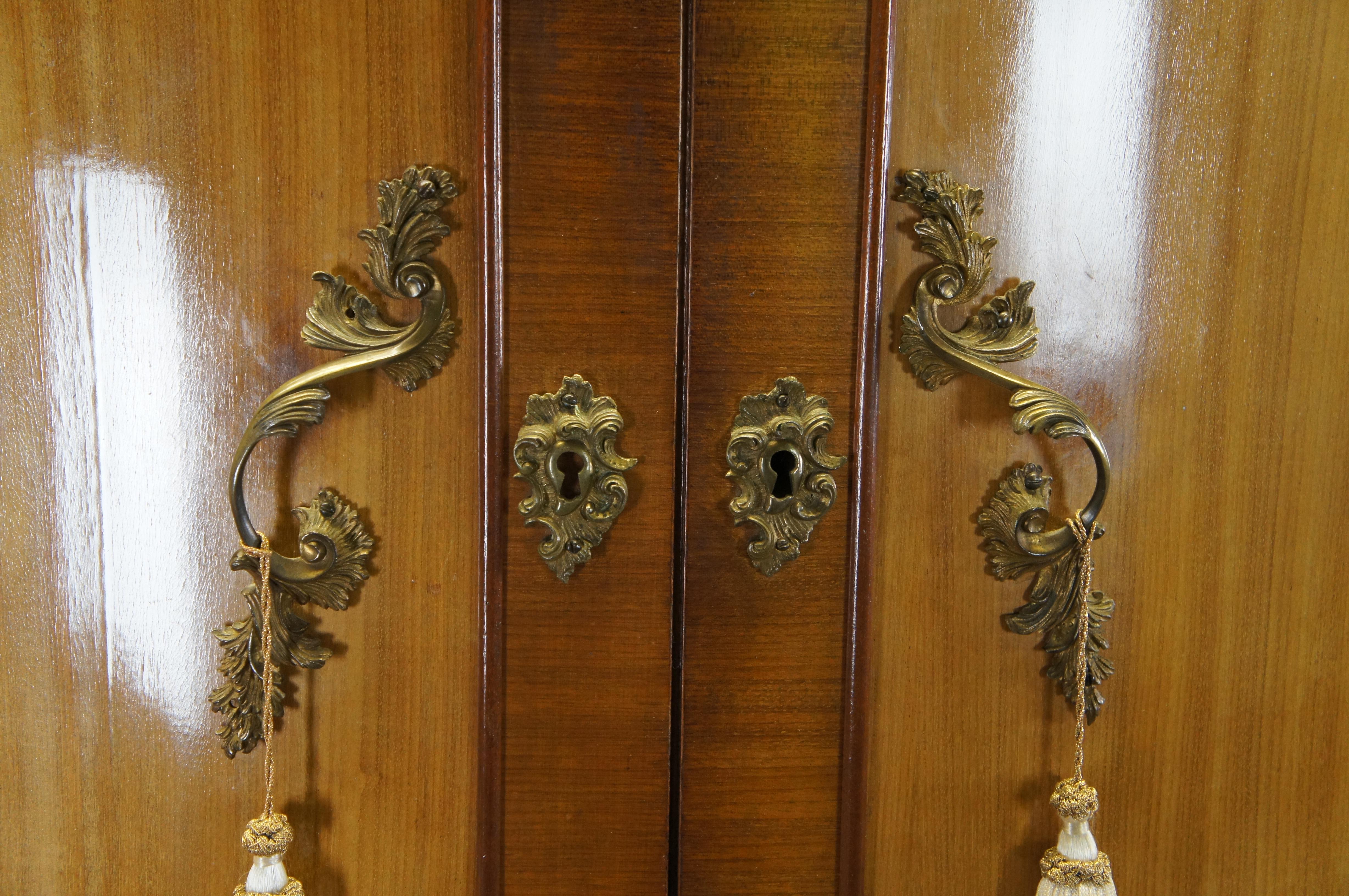 Ancienne armoire provinciale française en noyer à boutons Armoire penderie 92