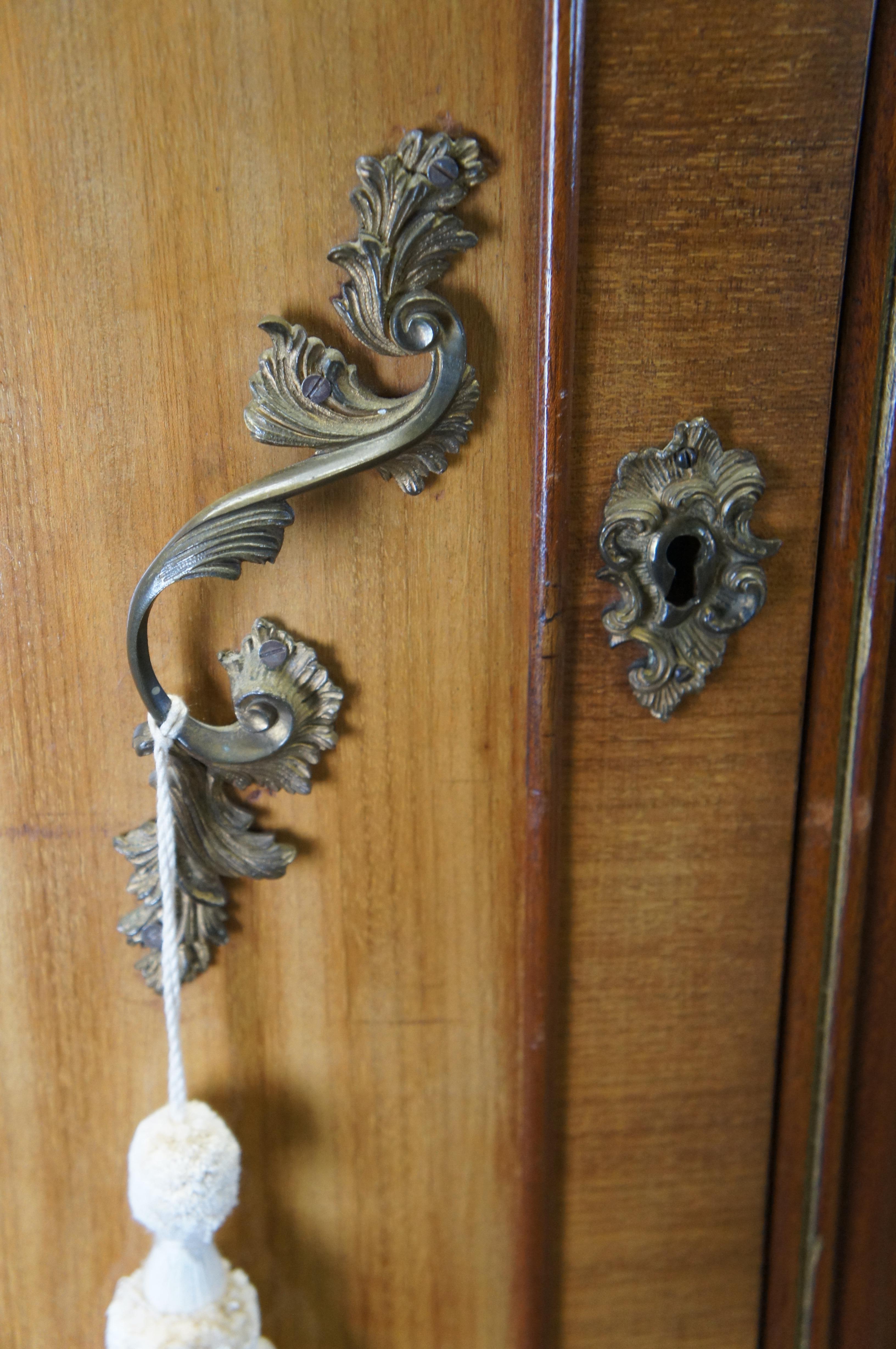 Ancienne armoire provinciale française en noyer à boutons Armoire penderie 92