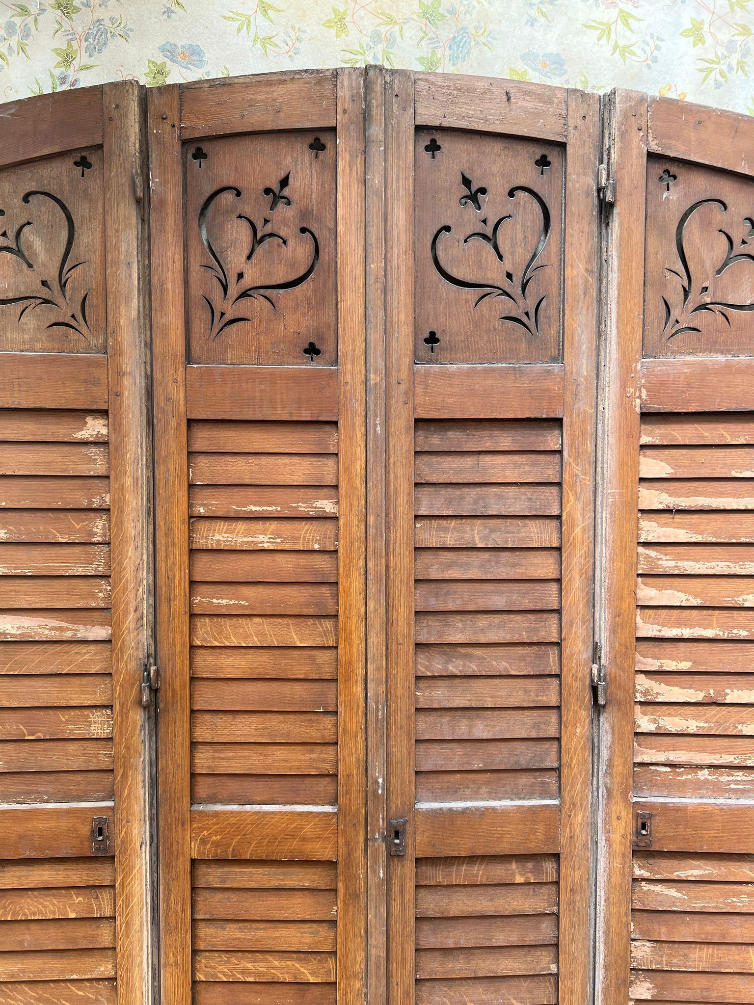 Antique French Quadriptychon Fensterladen mit geschnitzten Herzen und Fleur-de-Lis, um 19 (Französisch) im Angebot