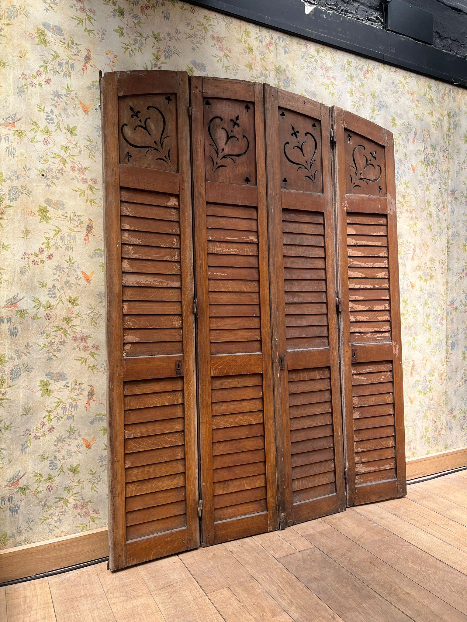Antique French Quadriptychon Fensterladen mit geschnitzten Herzen und Fleur-de-Lis, um 19 im Zustand „Gut“ im Angebot in TOURCOING, FR