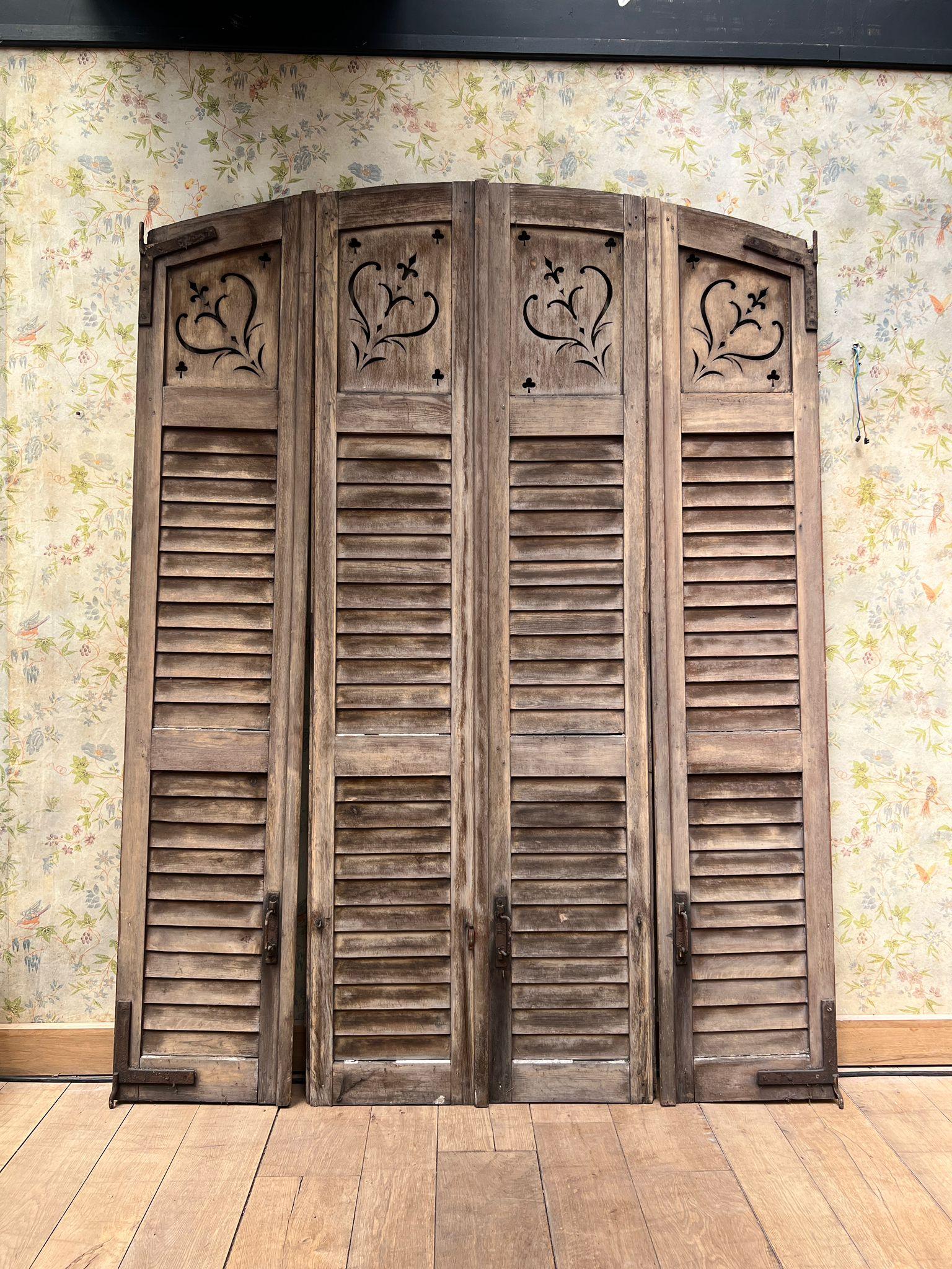 Antique French Quadriptychon Fensterladen mit geschnitzten Herzen und Fleur-de-Lis, um 19 (Frühes 20. Jahrhundert) im Angebot