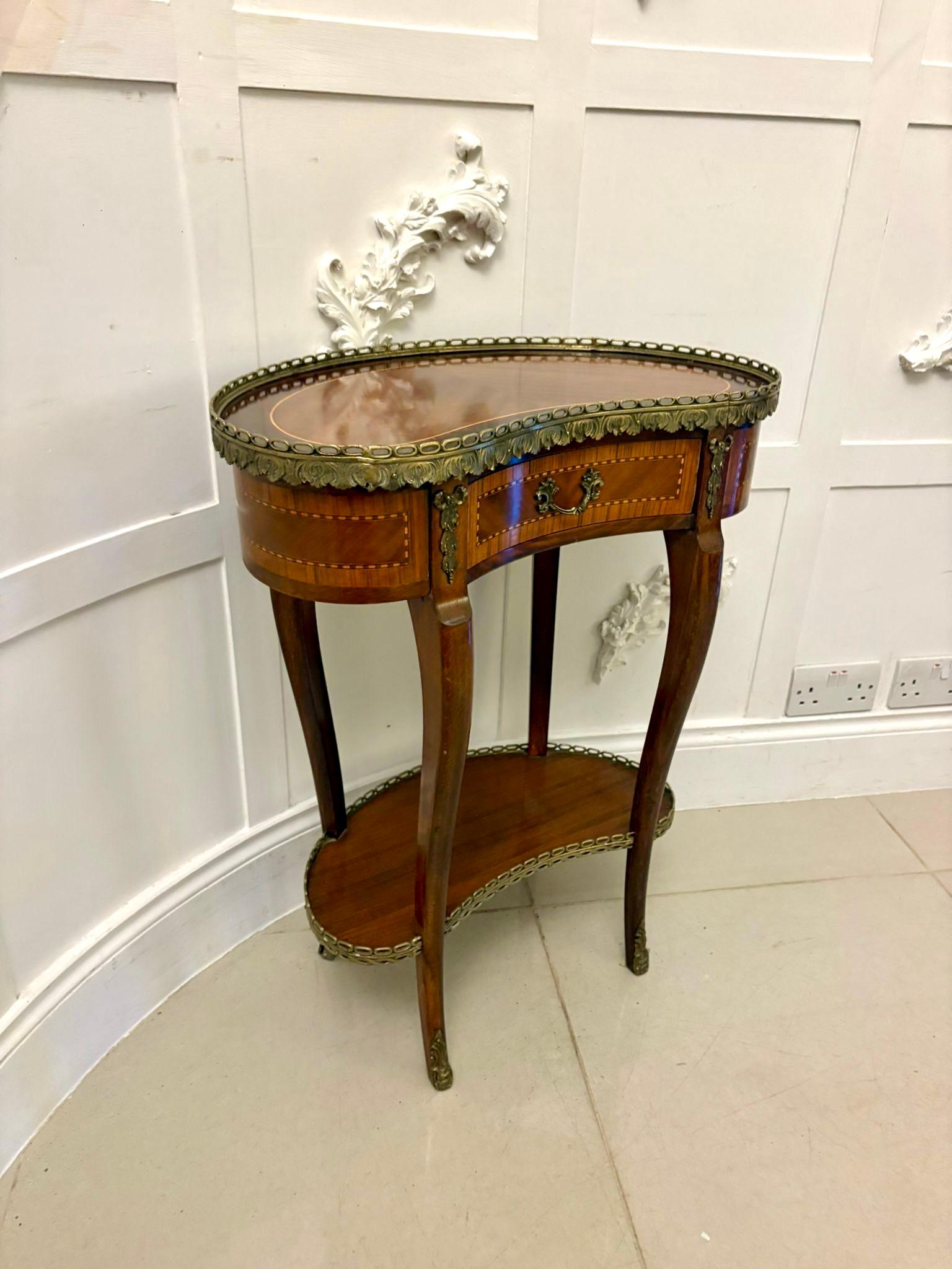 Antique French Quality Louis XV Style Kidney-Shaped Side / Lamp Table en vente 4