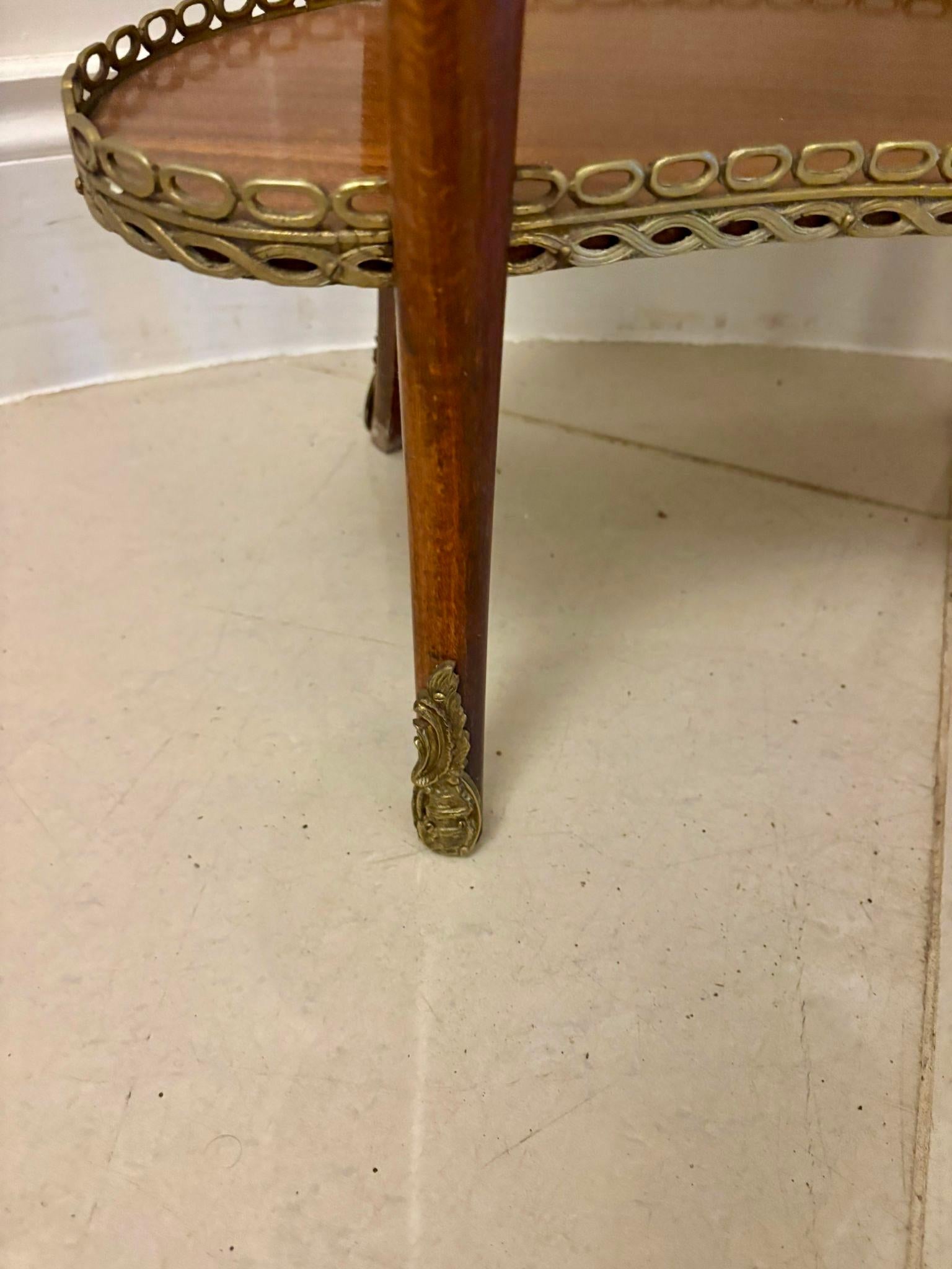 Antique French Quality Louis XV Style Kidney-Shaped Side / Lamp Table en vente 5