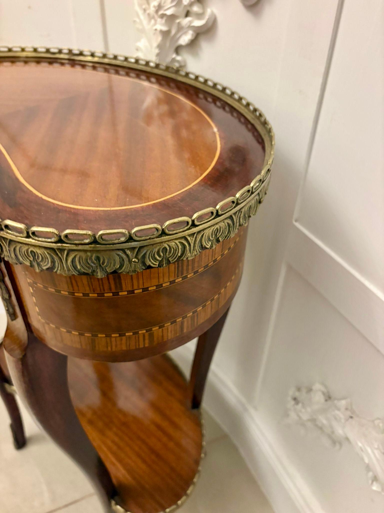 Français Antique French Quality Louis XV Style Kidney-Shaped Side / Lamp Table en vente