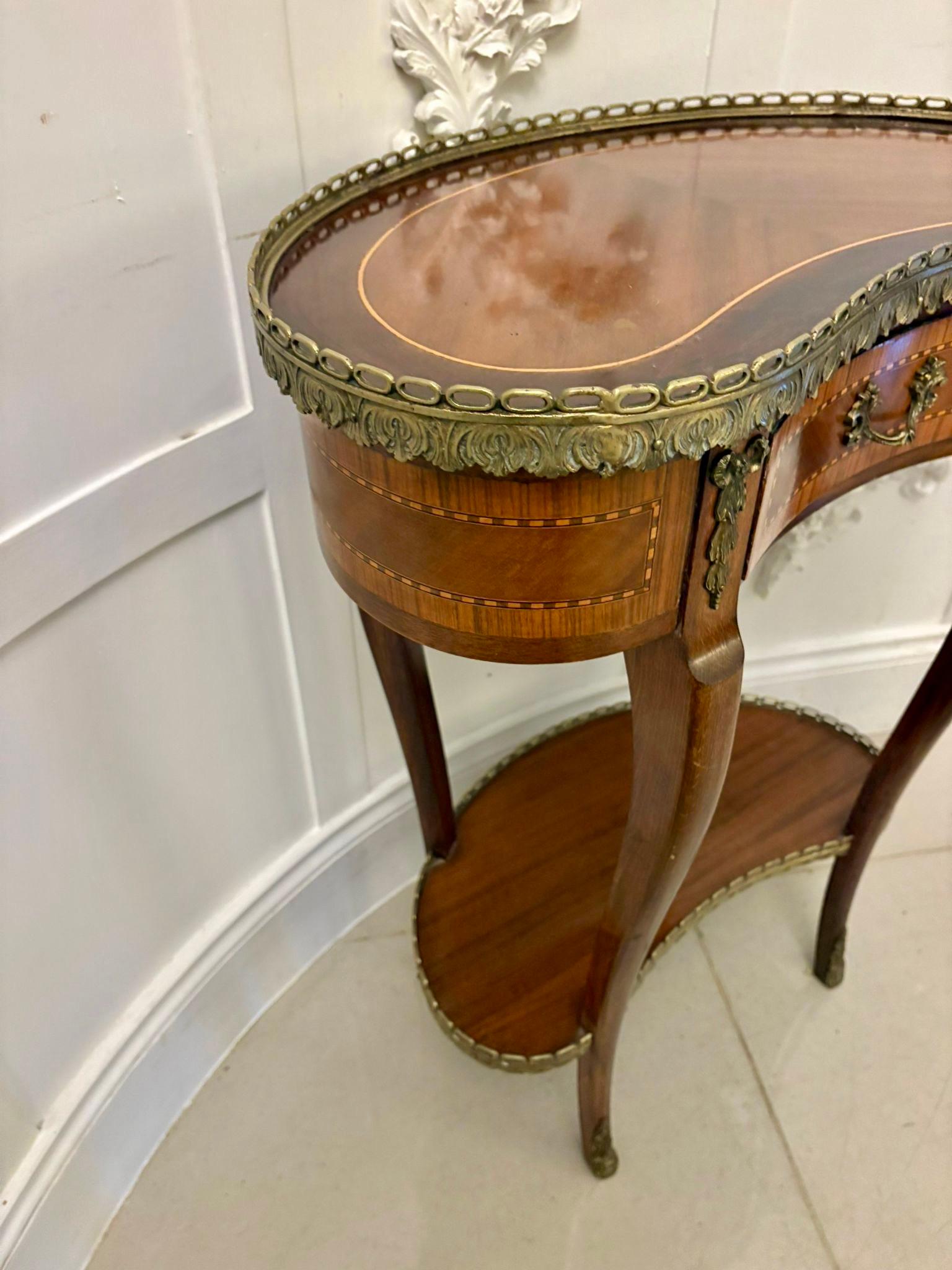 Laiton Antique French Quality Louis XV Style Kidney-Shaped Side / Lamp Table en vente