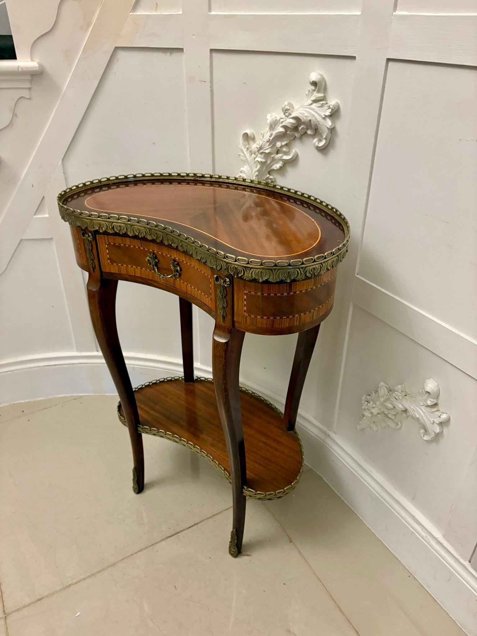 Antique French Quality Louis XV Style Kidney-Shaped Side / Lamp Table en vente 1