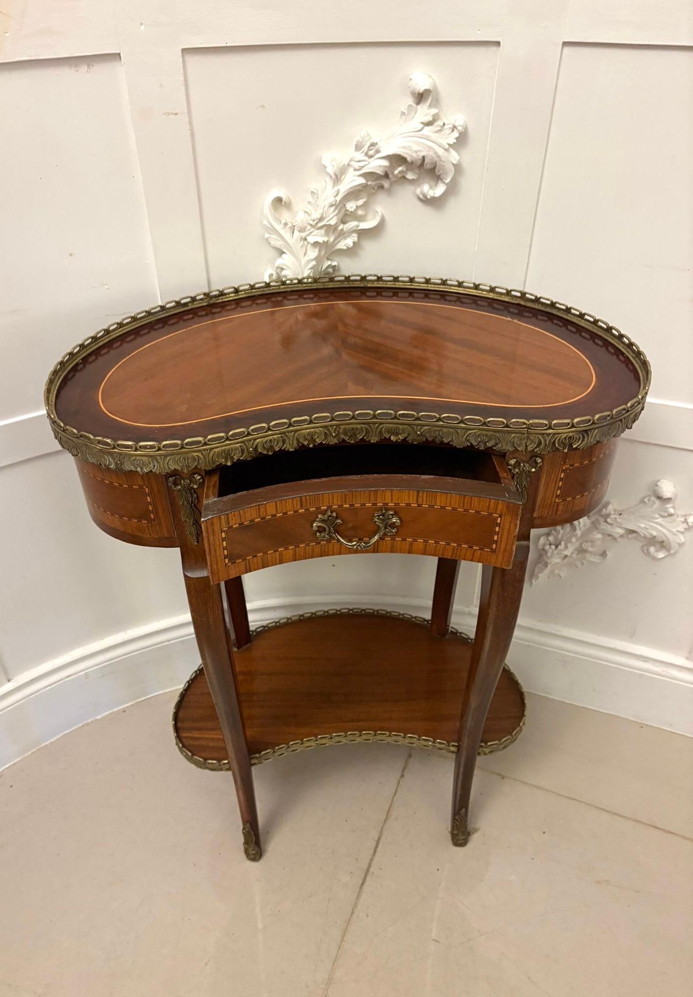Antique French Quality Louis XV Style Kidney-Shaped Side / Lamp Table en vente 2