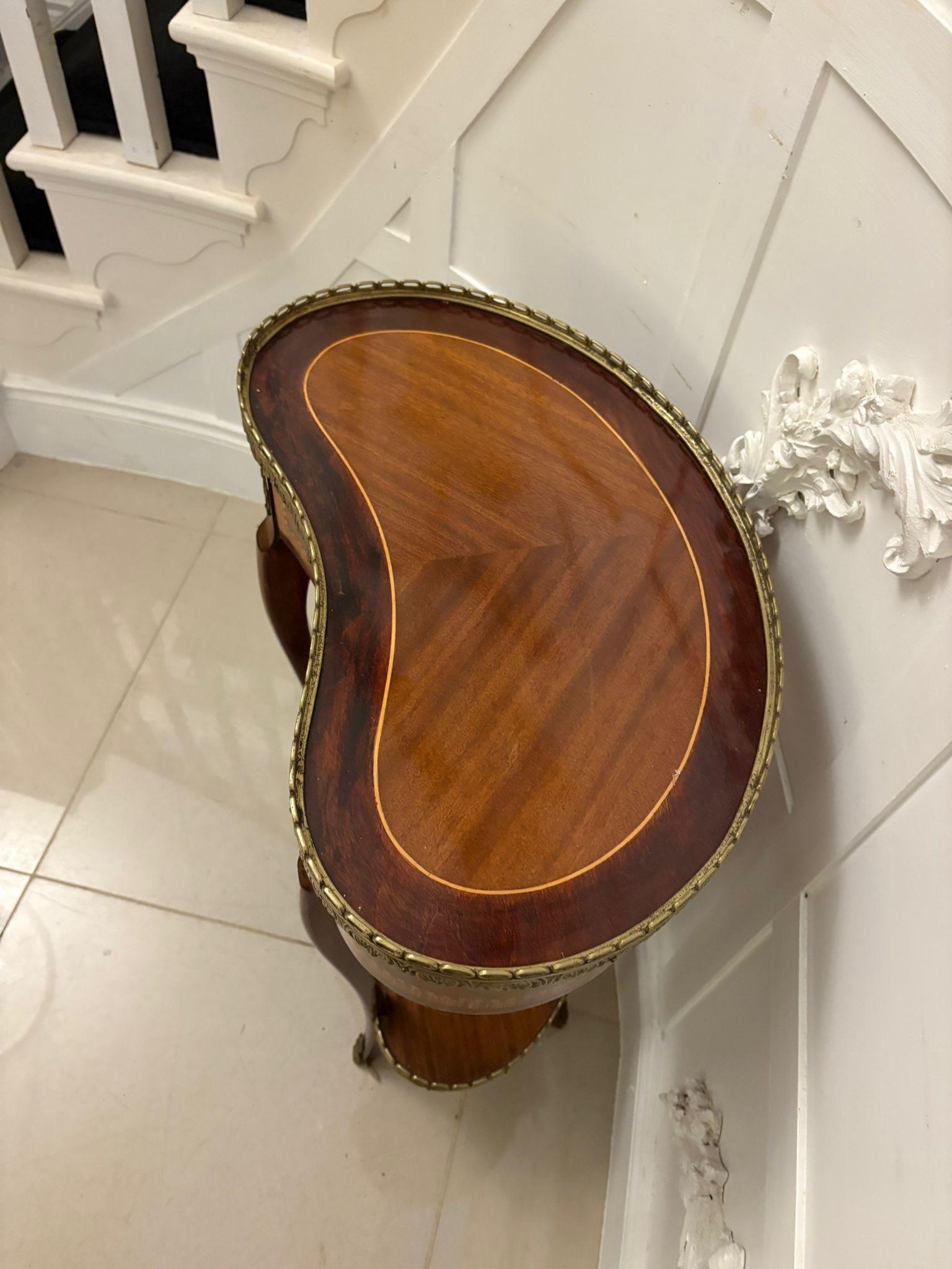 Antique French Quality Louis XV Style Kidney-Shaped Side / Lamp Table en vente 3