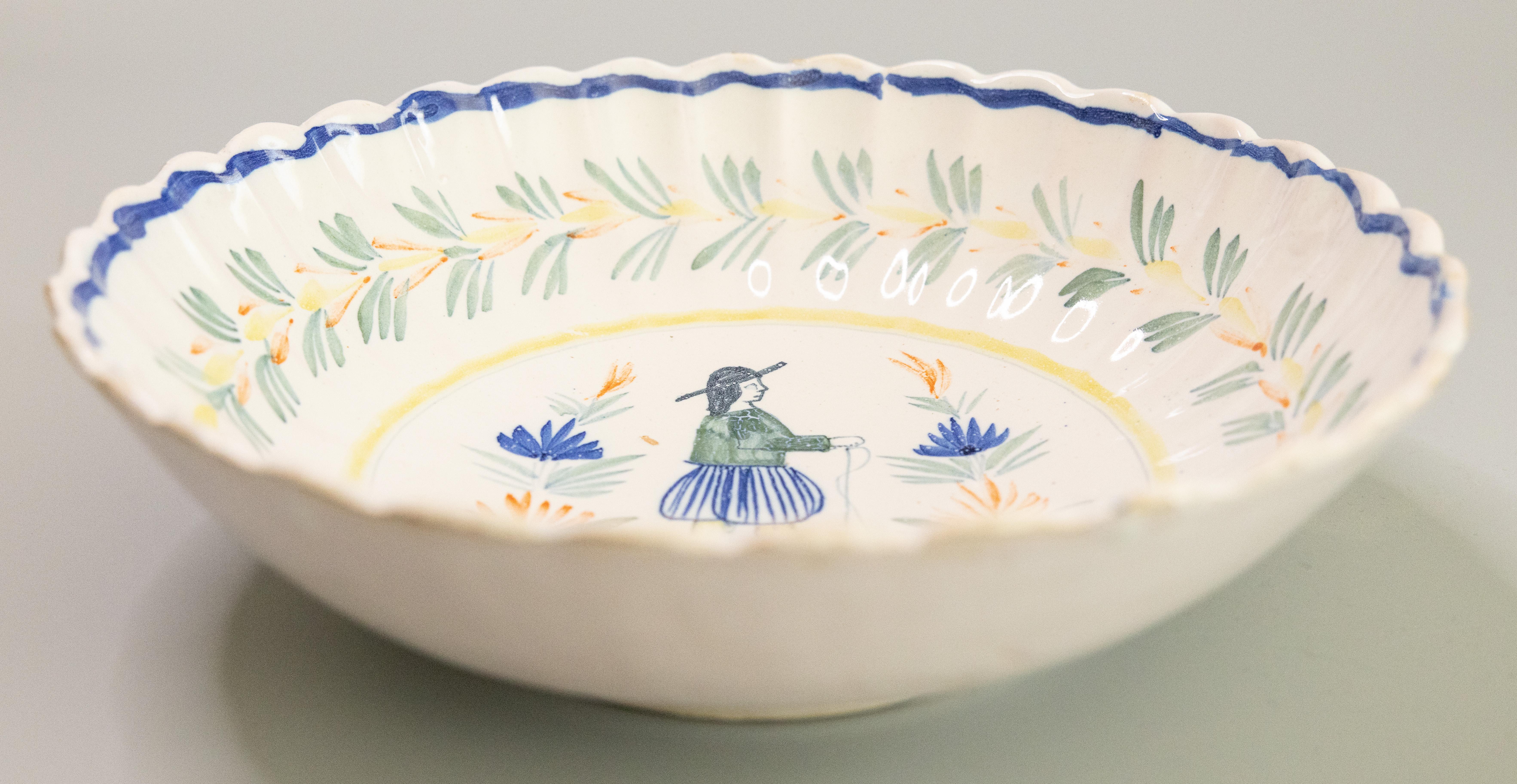 Eine schöne antike französische Fayence-Wandschale mit durchbrochenem Fußrand zum Aufhängen, um 1920. Herstellermarke auf der Rückseite. Diese bezaubernde Schale ist ein wunderbares frühes Stück Quimper-Keramik, verziert mit einem handgemalten