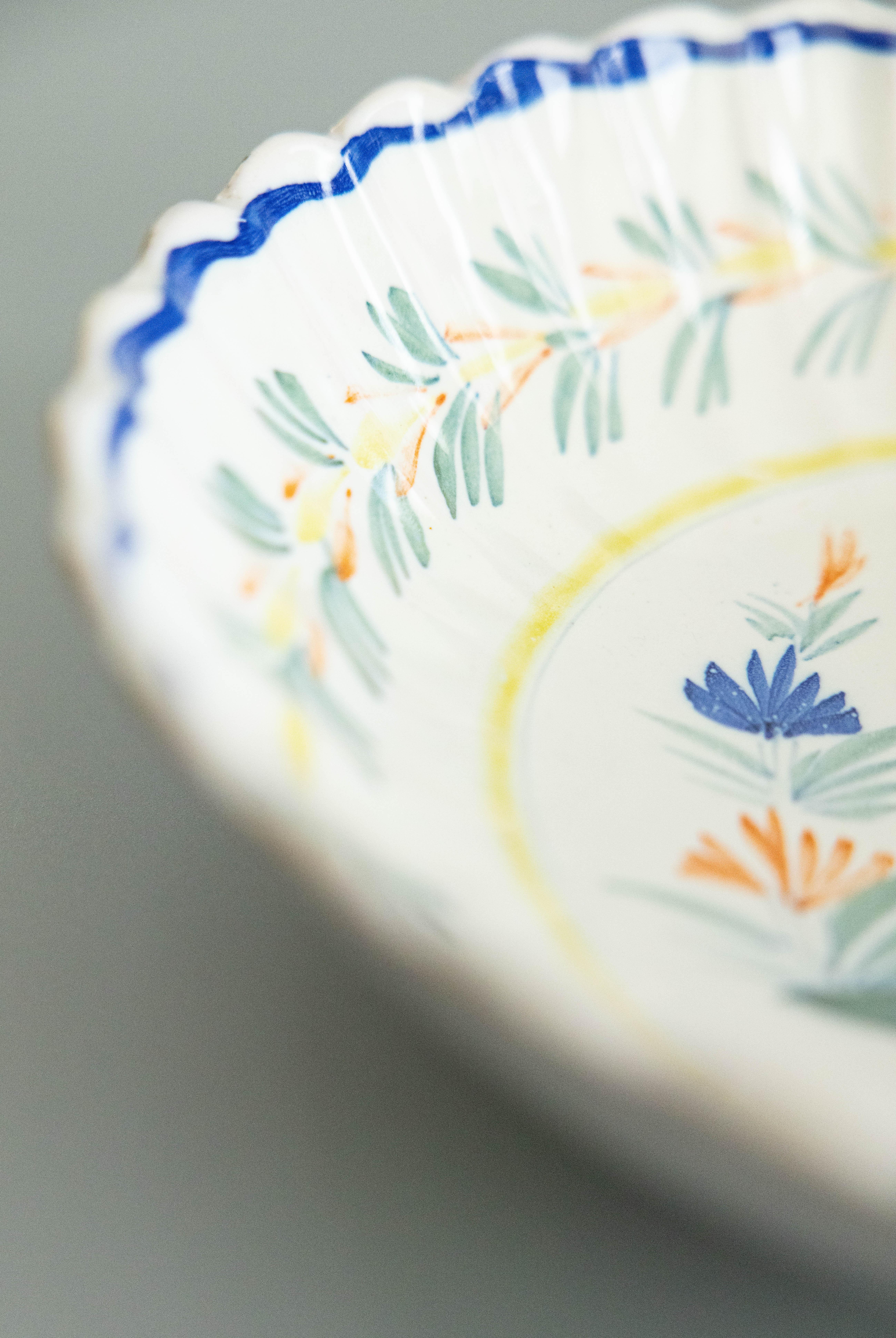 Antique French Quimper Fayence Scalloped Wall Bowl oder Tafelaufsatz, um 1920 (Handbemalt) im Angebot