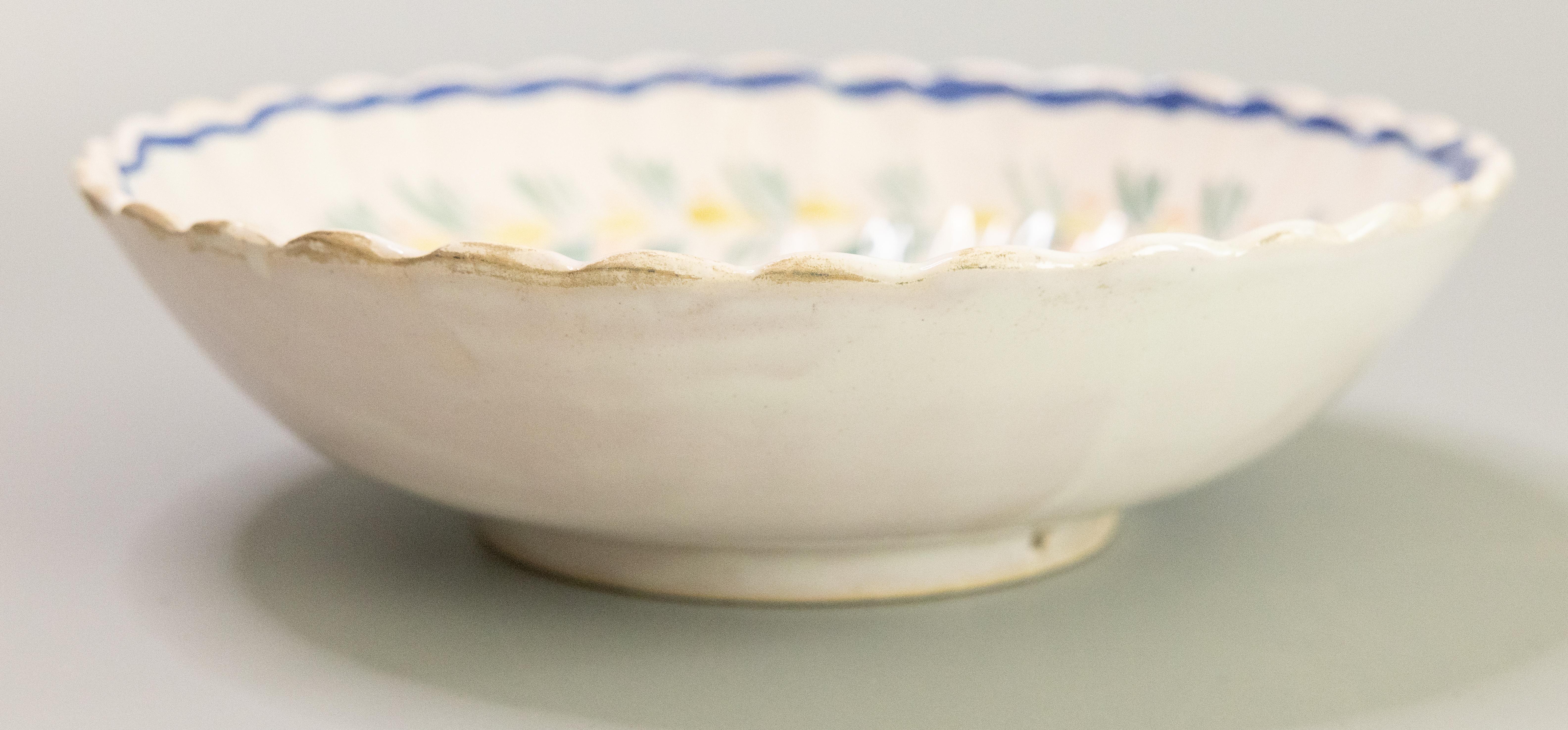 Antique French Quimper Fayence Scalloped Wall Bowl oder Tafelaufsatz, um 1920 im Zustand „Gut“ im Angebot in Pearland, TX