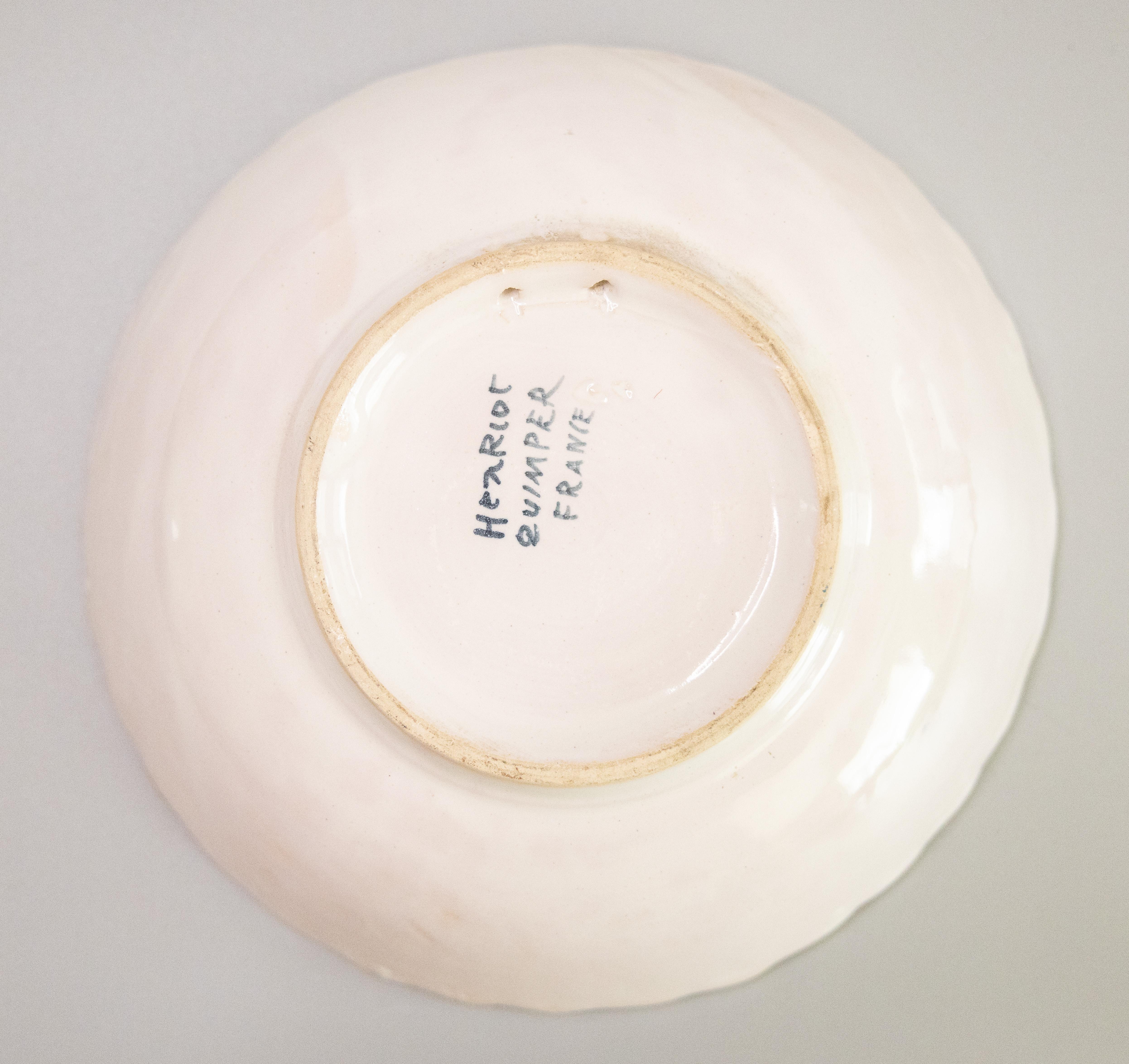 Antique French Quimper Fayence Scalloped Wall Bowl oder Tafelaufsatz, um 1920 im Angebot 1