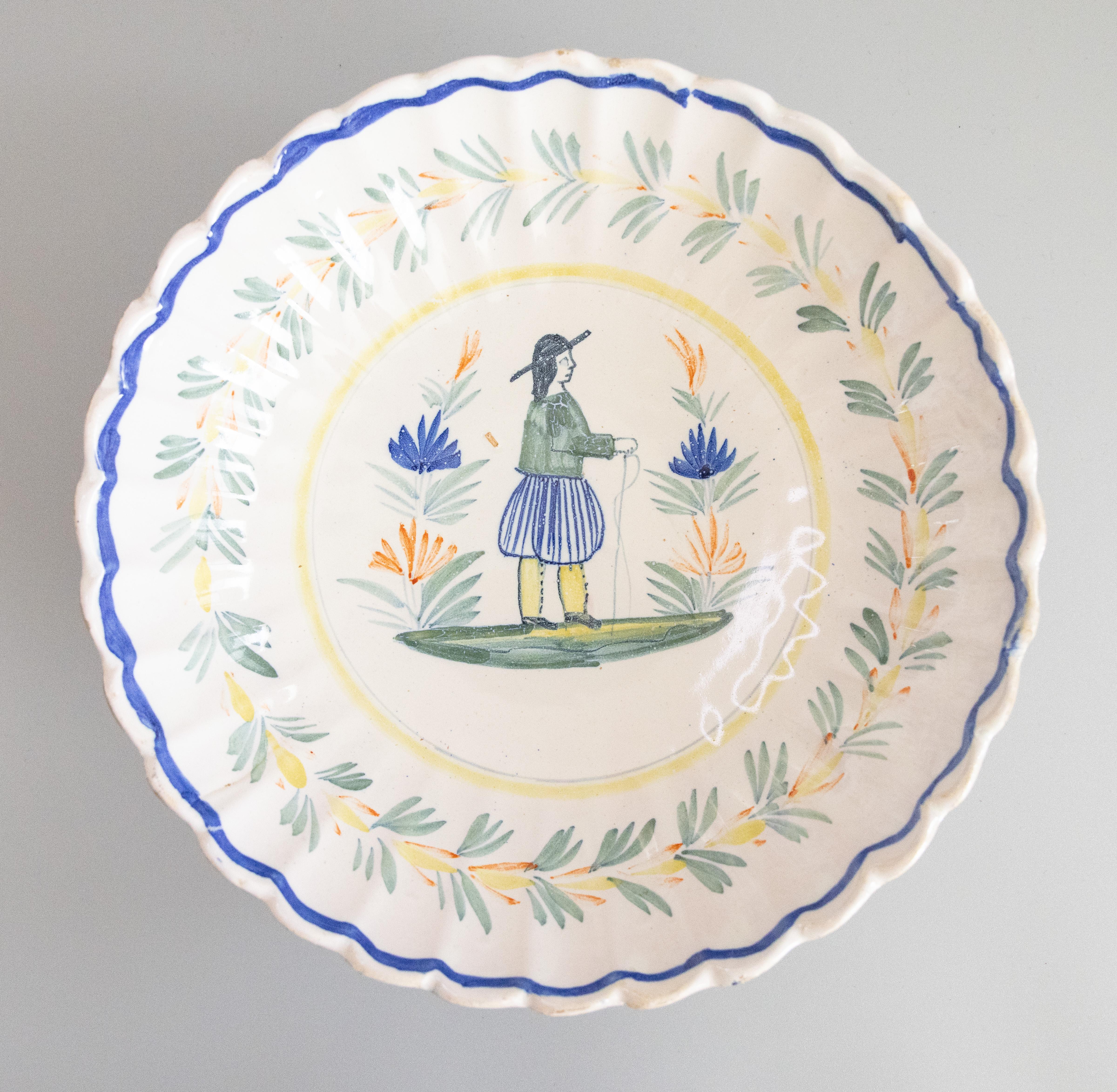 Antique French Quimper Fayence Scalloped Wall Bowl oder Tafelaufsatz, um 1920 im Angebot 3
