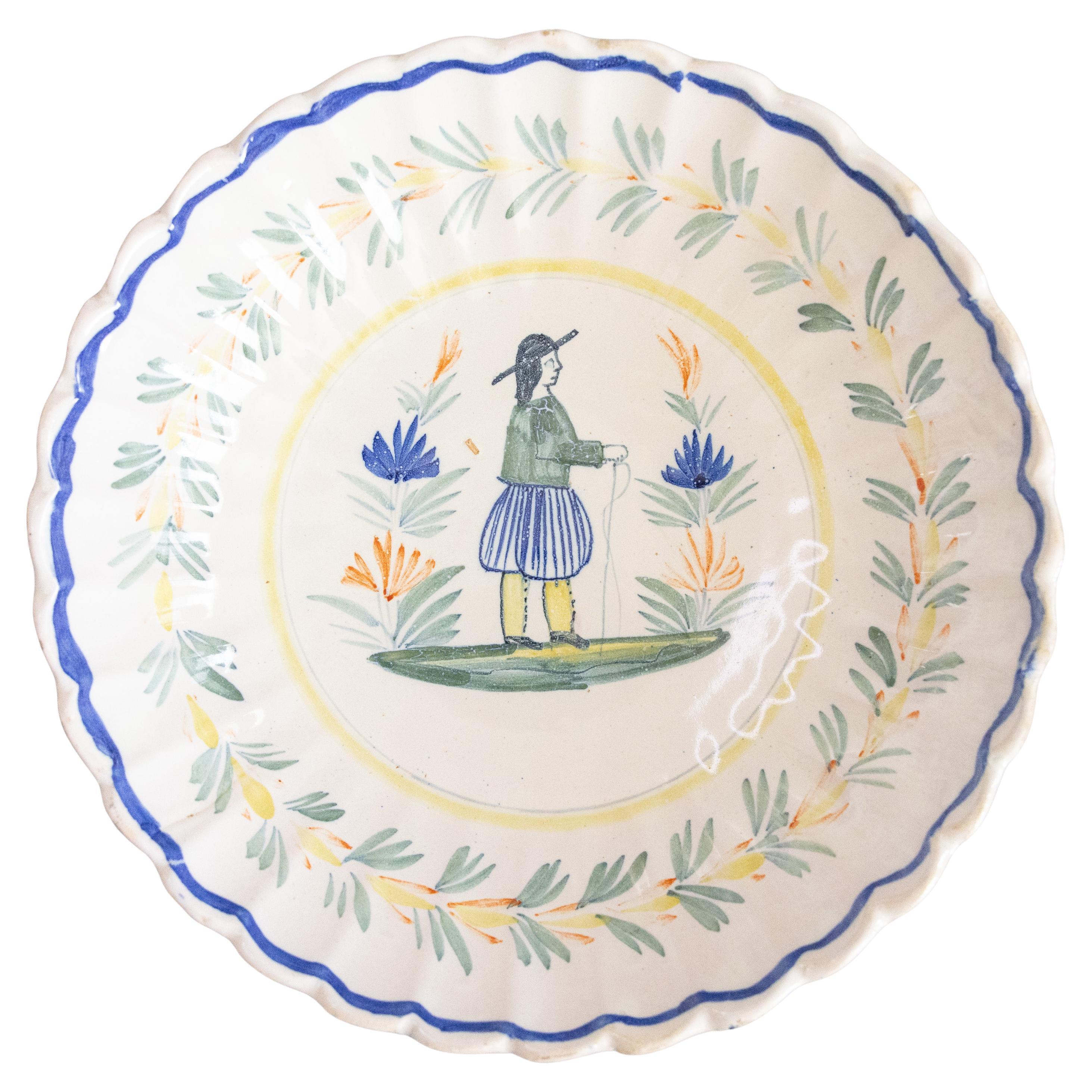 Antique French Quimper Fayence Scalloped Wall Bowl oder Tafelaufsatz, um 1920 im Angebot