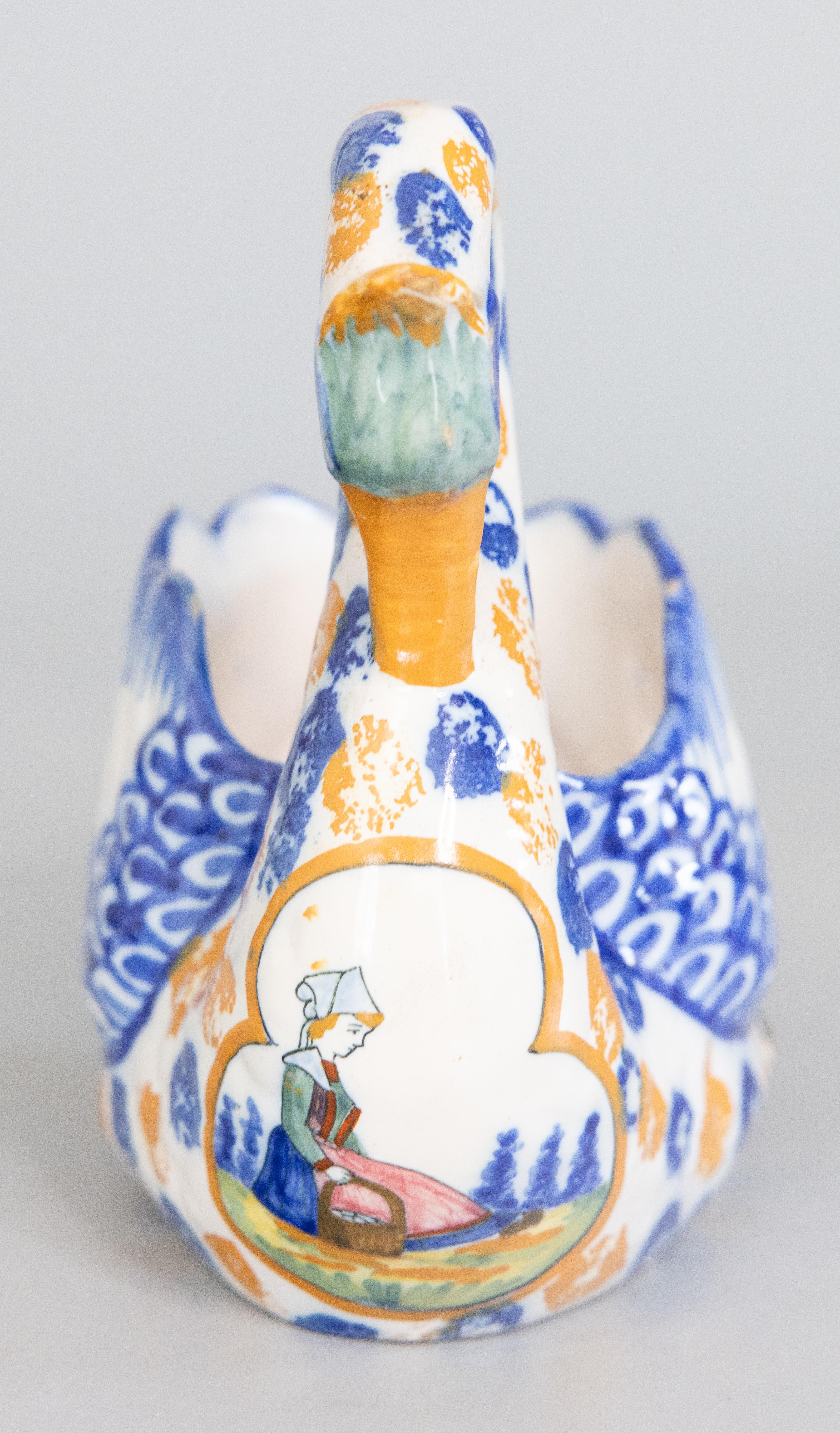 Preciosa jardinera o cacharrera de cisne de loza francesa de Quimper de principios del siglo XX. Marcado 