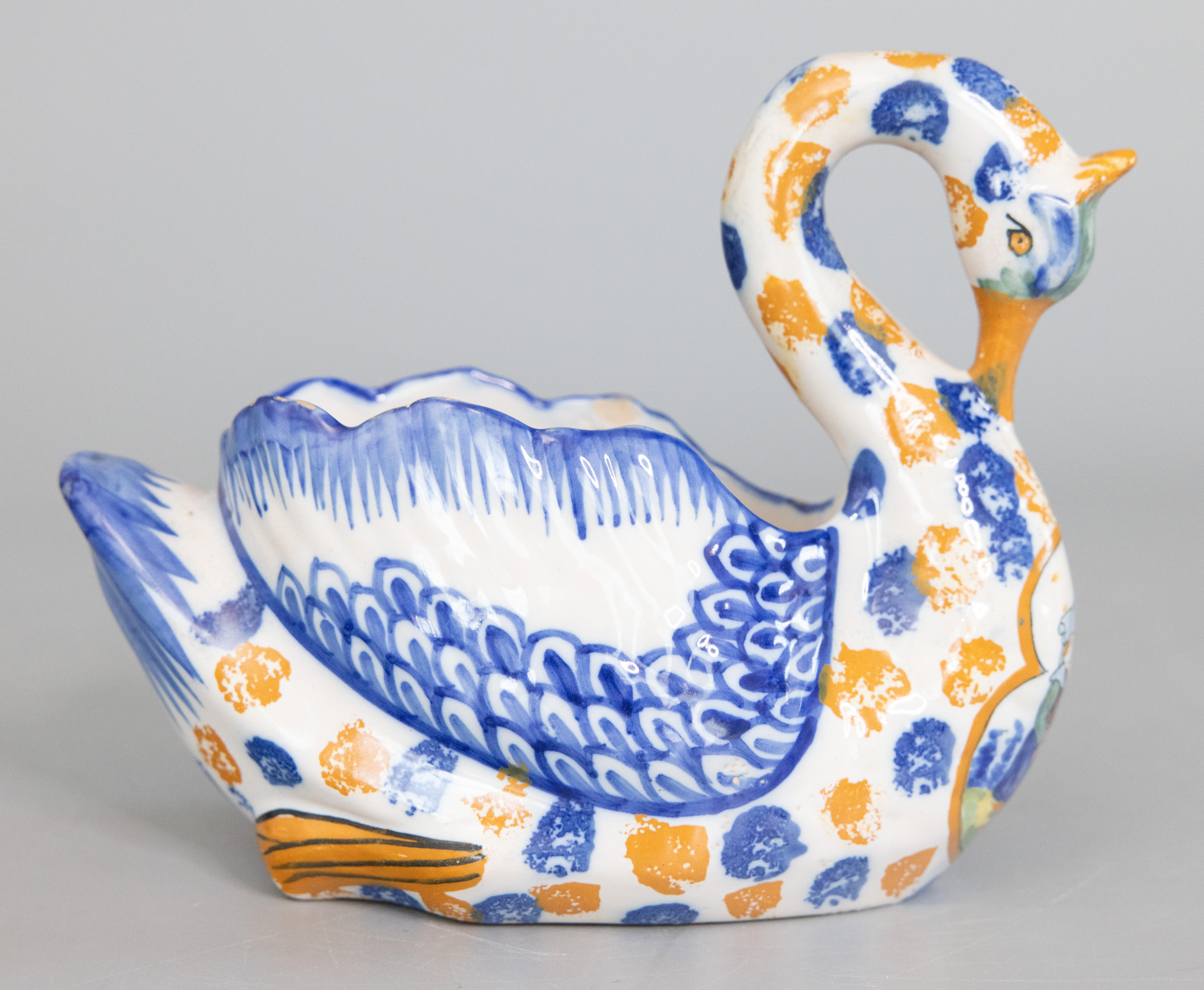 Antique French Quimper Faience Swan Jardiniere Cachepot De campo en venta