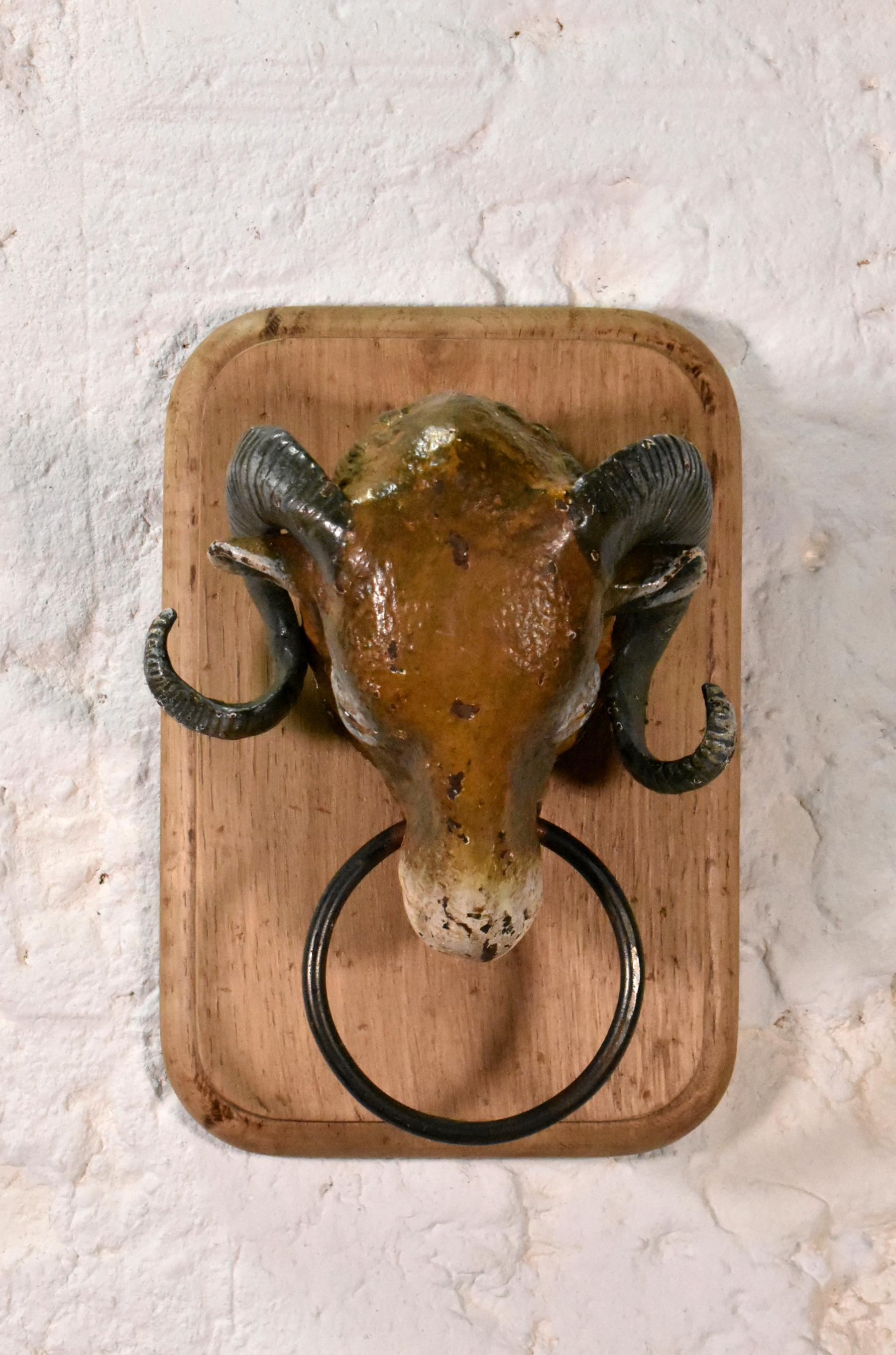 Tête de bélier française ancienne provenant de l'atelier de boucherie (19C) Bon état - En vente à SAINTE-COLOMBE, FR