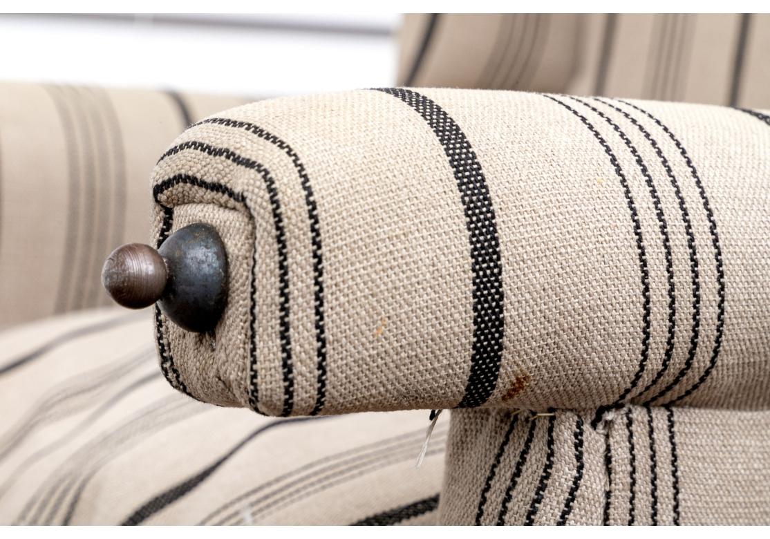 Paire de fauteuils de repos anciens, tapissés d'un épais tissu de lin taupe à rayures noires. Le fauteuil dispose d'une sélection de 8 positions d'inclinaison manuelle à l'aide des rails latéraux à dents en fer, comme indiqué sur les photos. La
