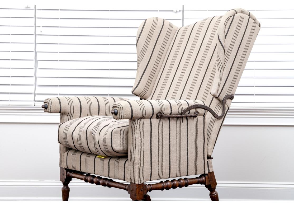 Français Fauteuil inclinable français ancien avec quincaillerie de réglage en fer en vente