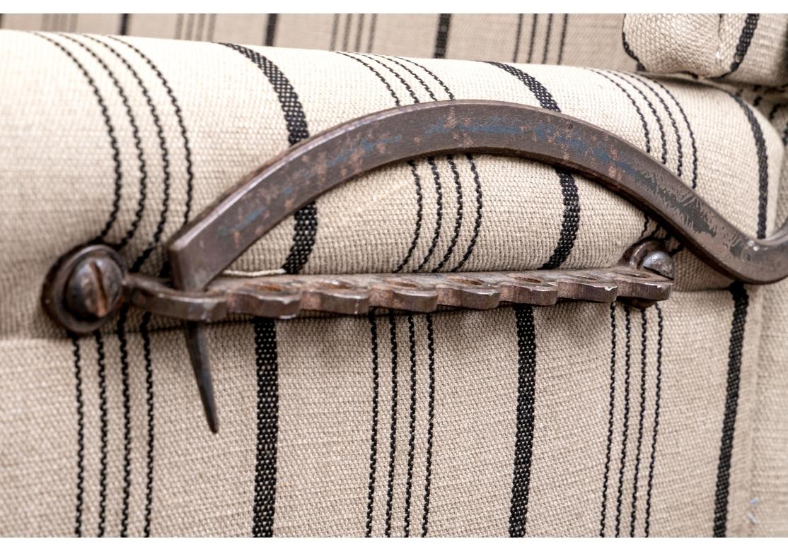 Tissu Fauteuil inclinable français ancien avec quincaillerie de réglage en fer en vente