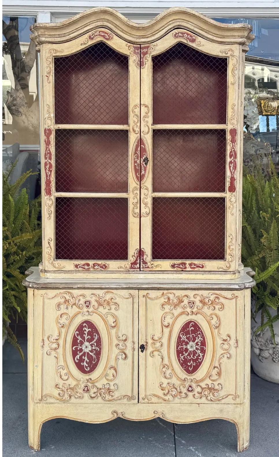 Antigua Vitrina Francesa con Frente de Alambre Decorada con Pintura Roja y Marfil Regencia en venta