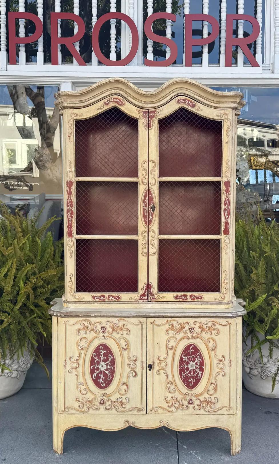 Antigua Vitrina Francesa con Frente de Alambre Decorada con Pintura Roja y Marfil Francés en venta